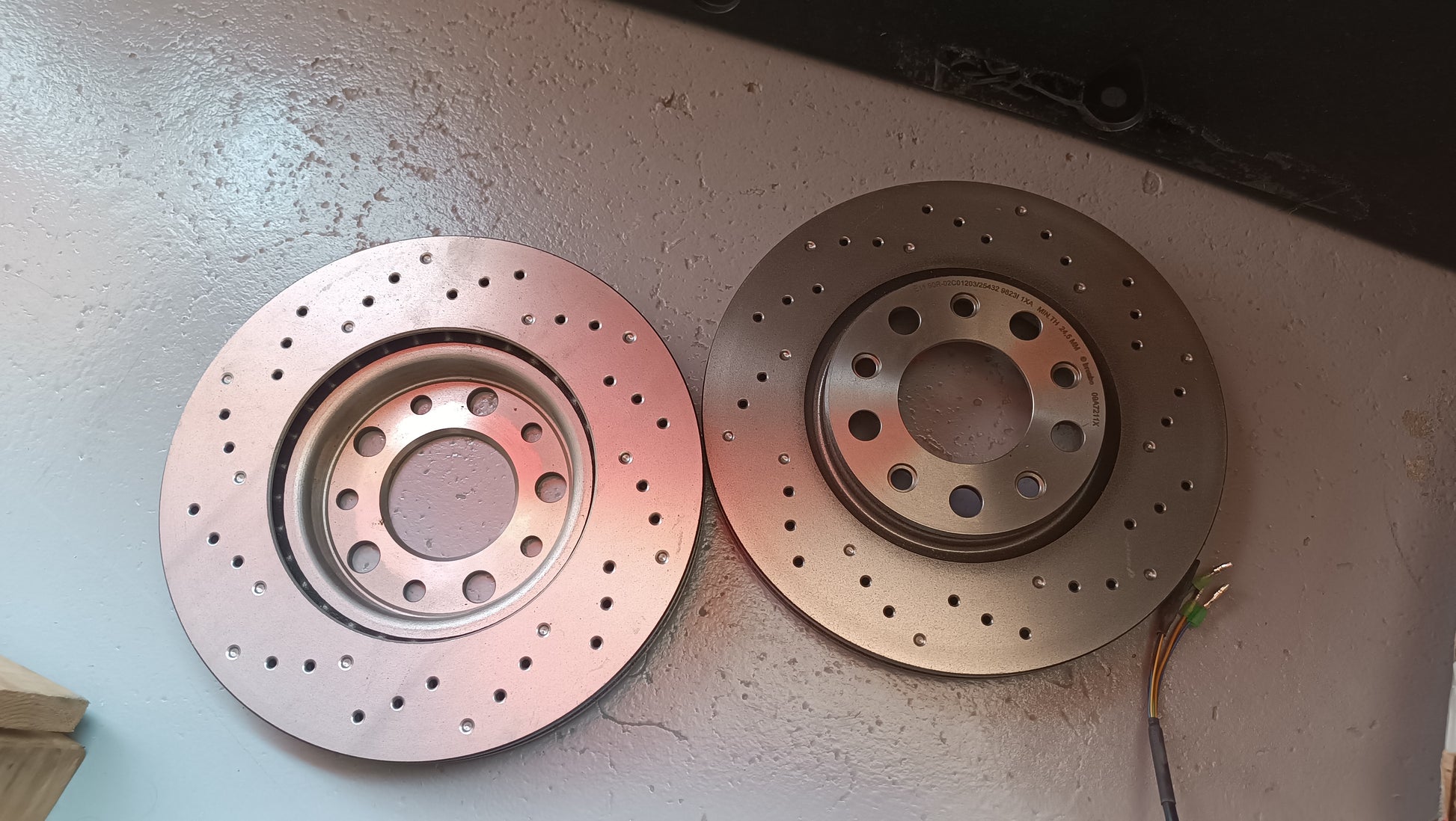 UNIDAD disco de freno Brembo perforados nuevos (E11 90R)