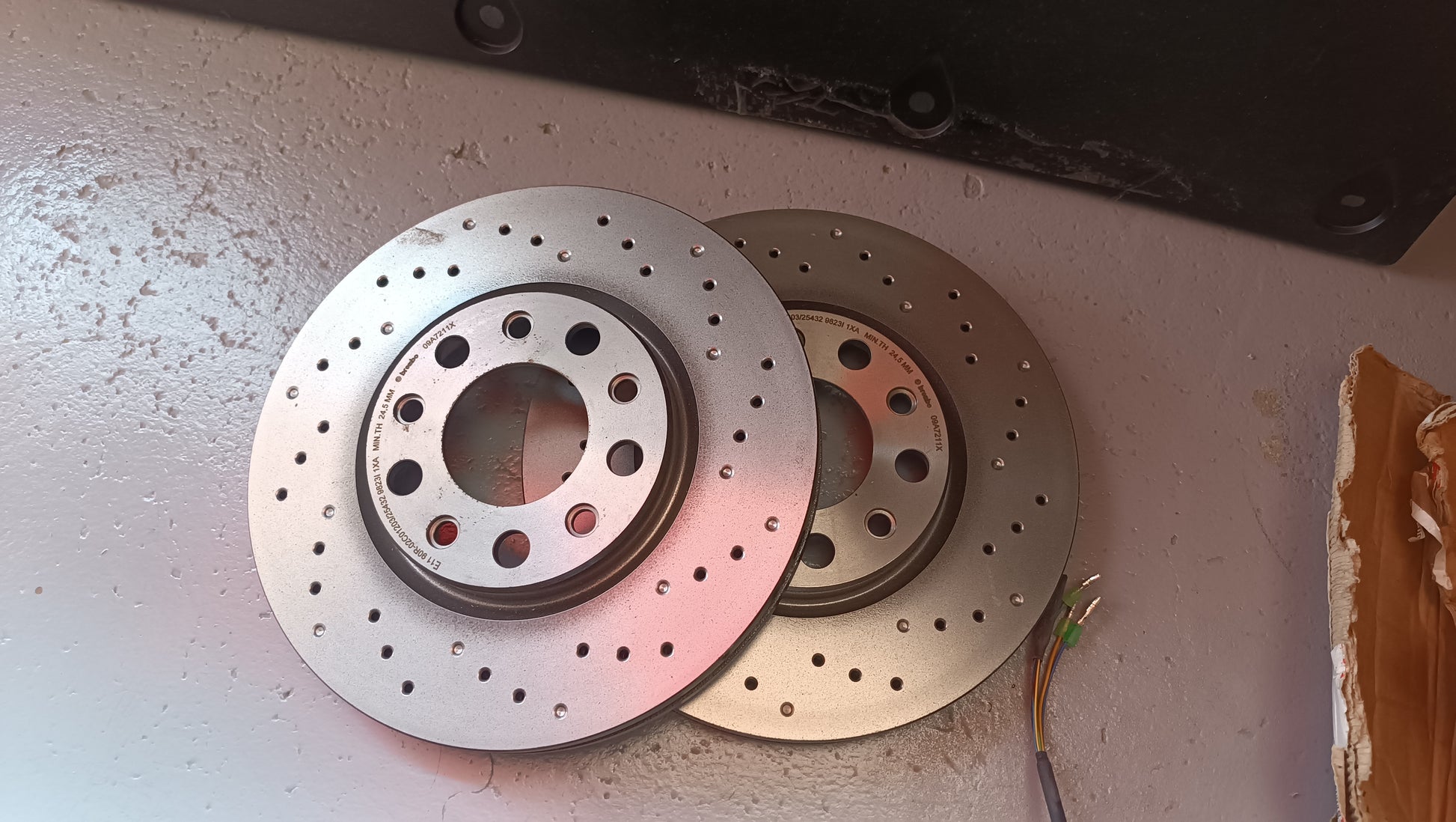 UNIDAD disco de freno Brembo perforados nuevos (E11 90R)
