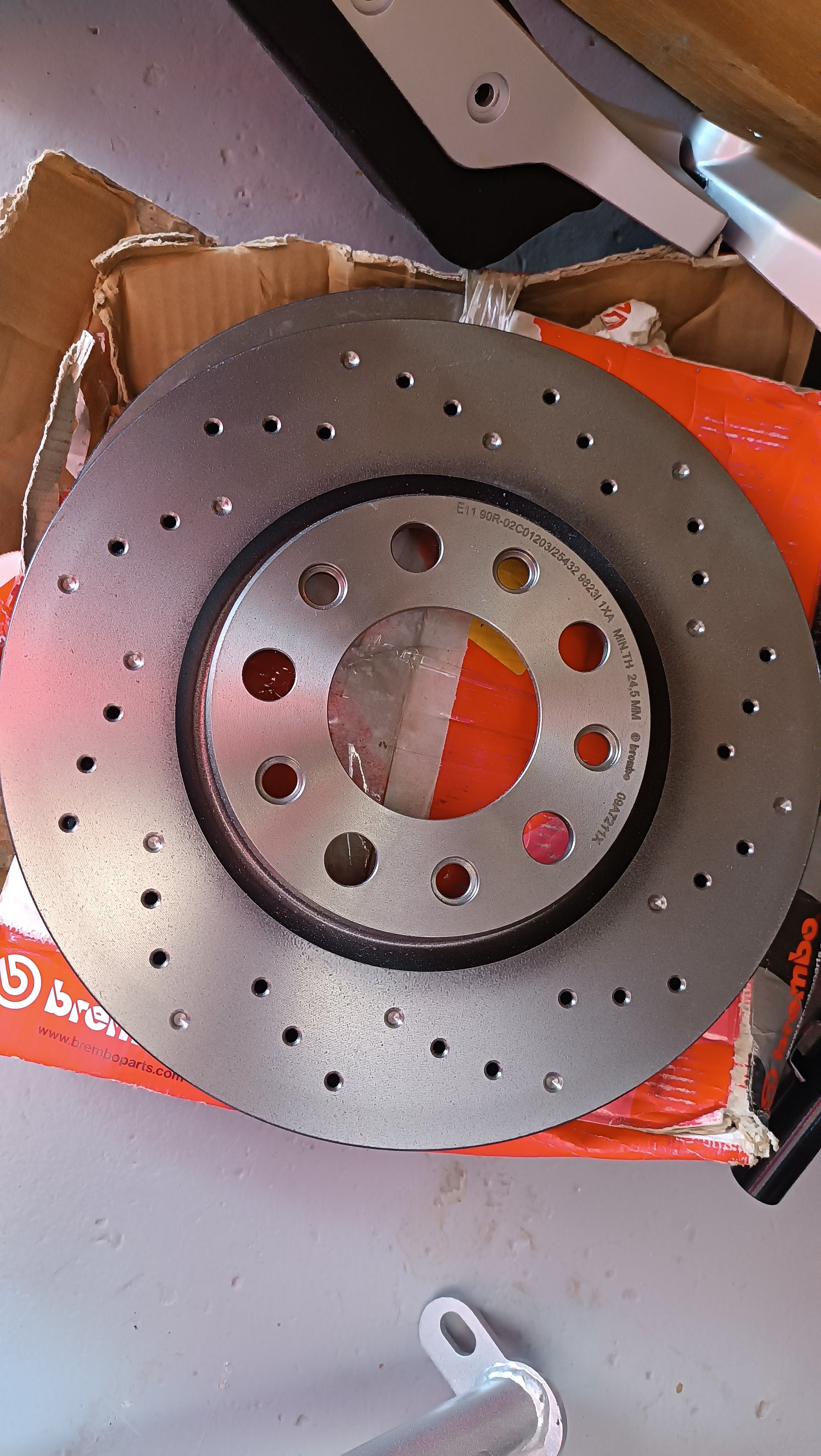 UNIDAD disco de freno Brembo perforados nuevos (E11 90R)