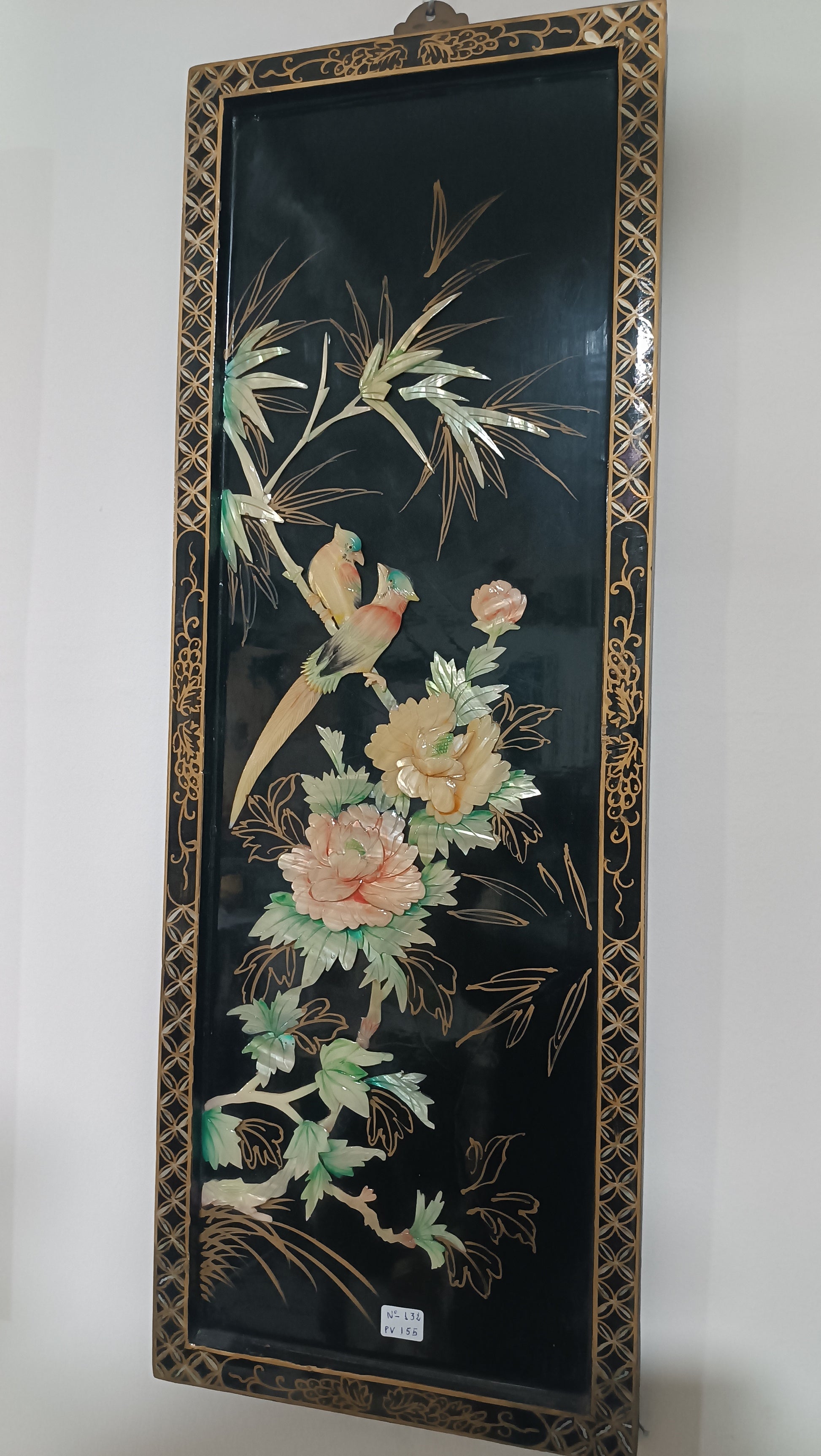 Panel decorativo de arte asiático, de origen chino o vietnamita, con incrustaciones de nácar o hueso