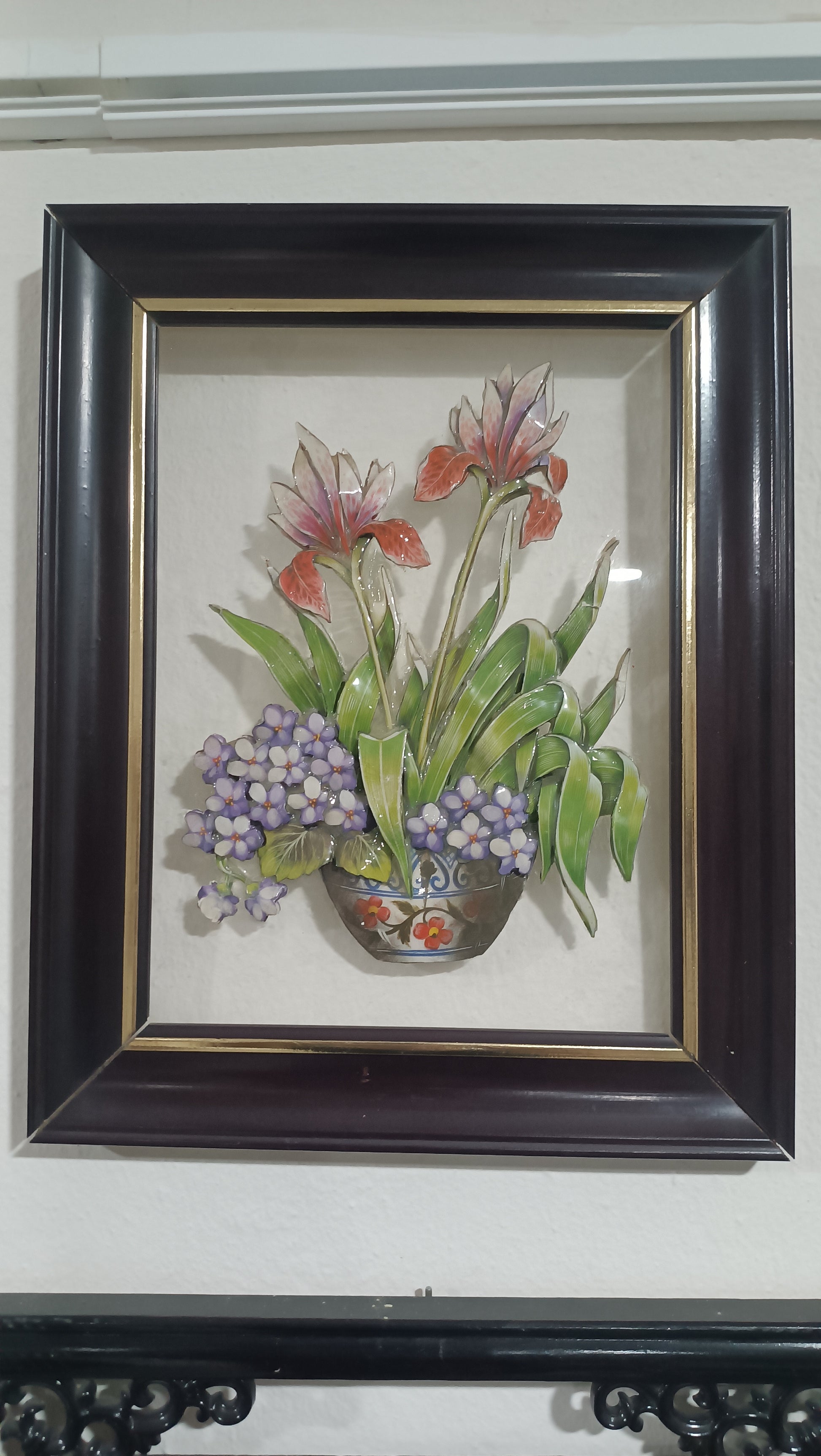 Cuadro floral en relieve tallado sobre cristal