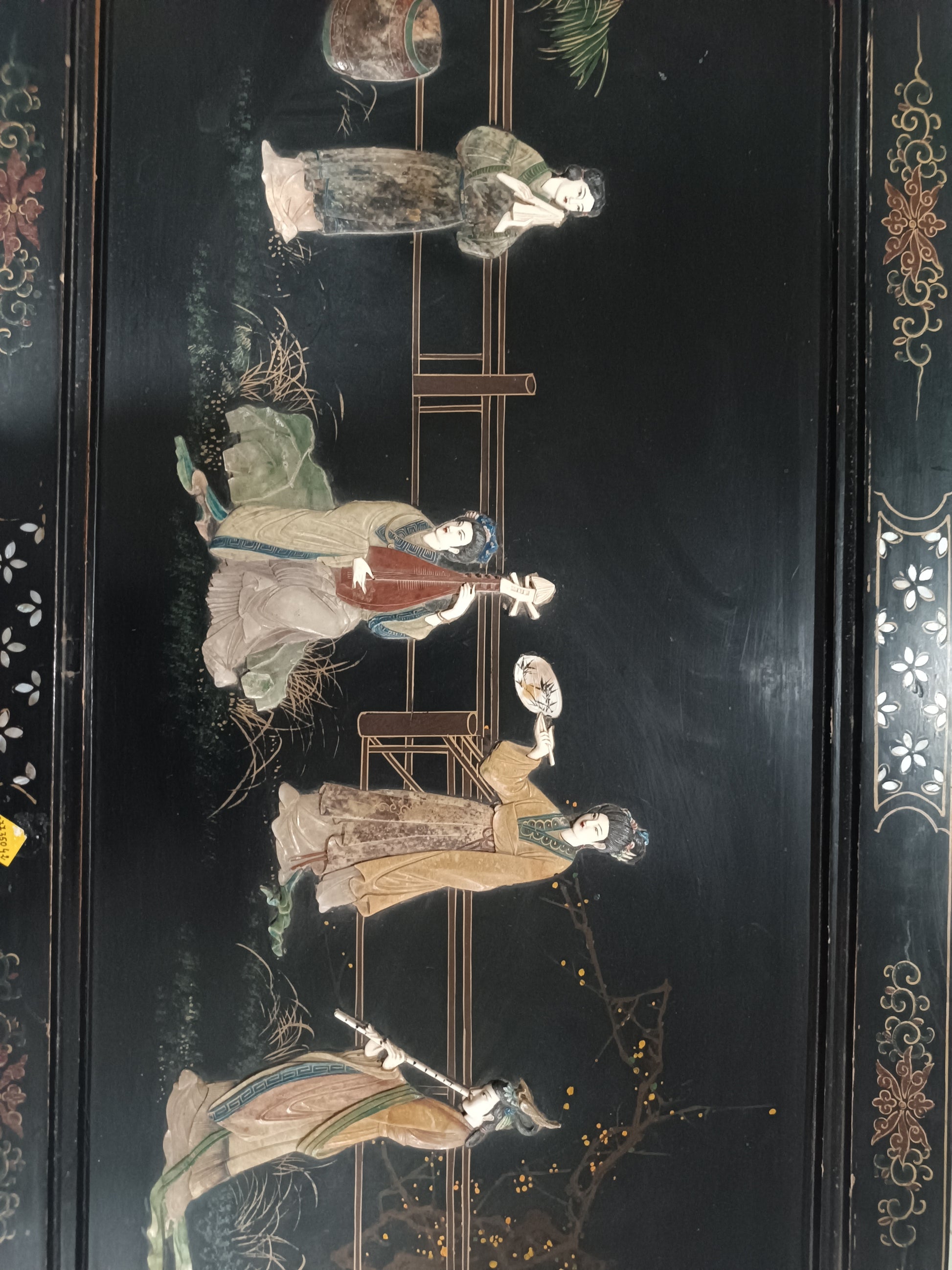 Mesa de centro oriental lacada en negro con incrustaciones de nácar