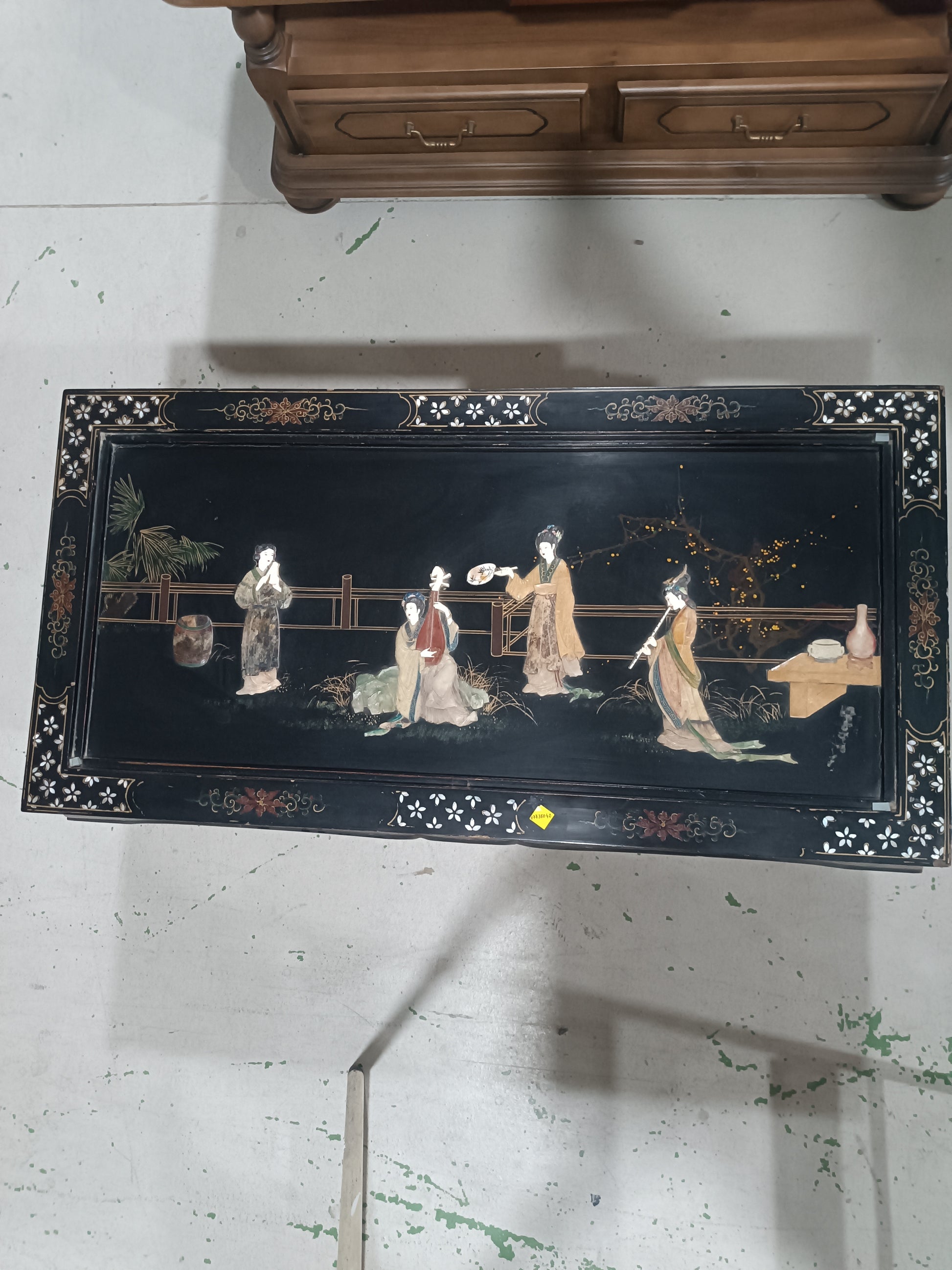 Mesa de centro oriental lacada en negro con incrustaciones de nácar
