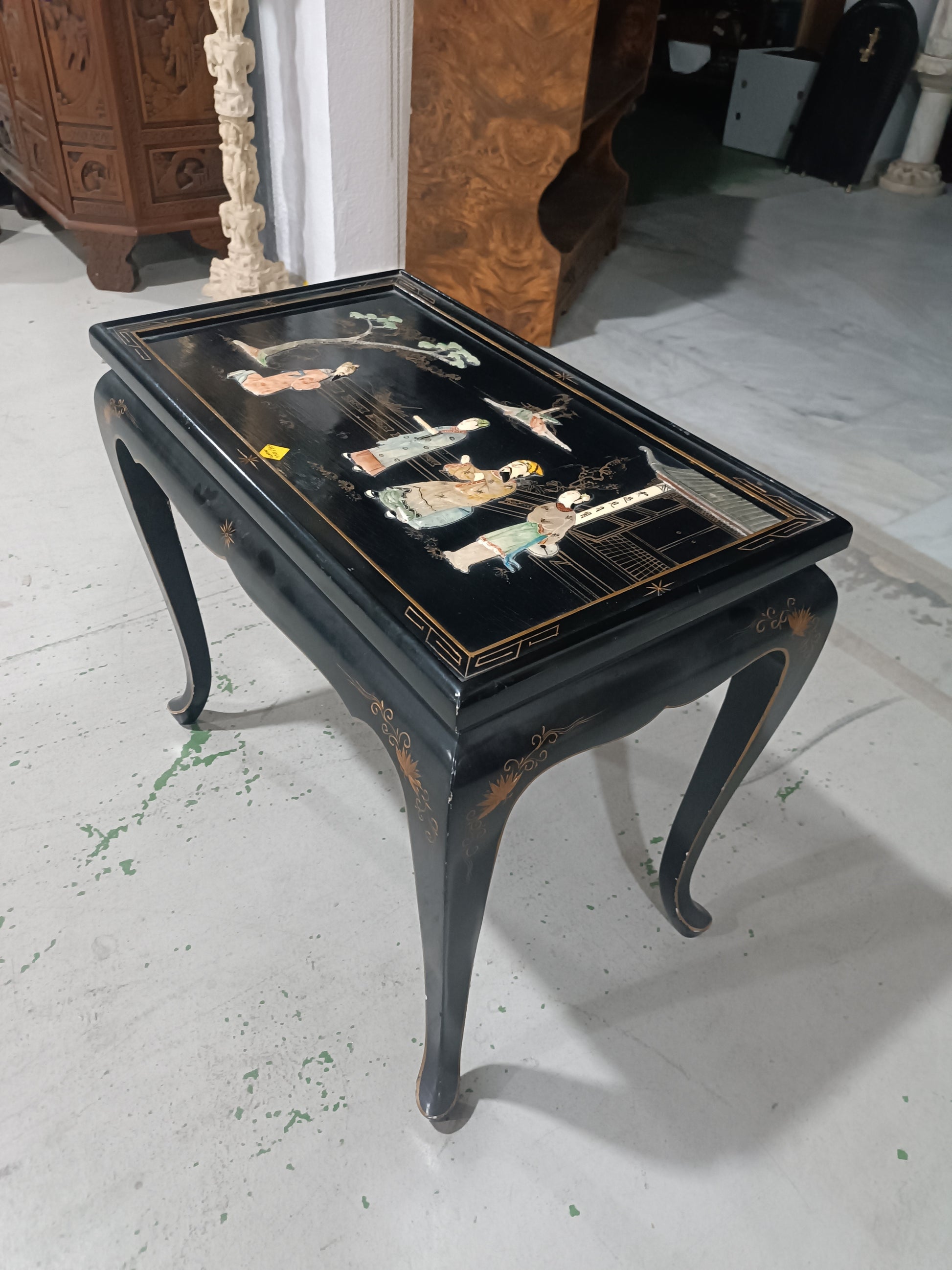 Mesa de centro oriental lacada en negro con incrustaciones de nácar