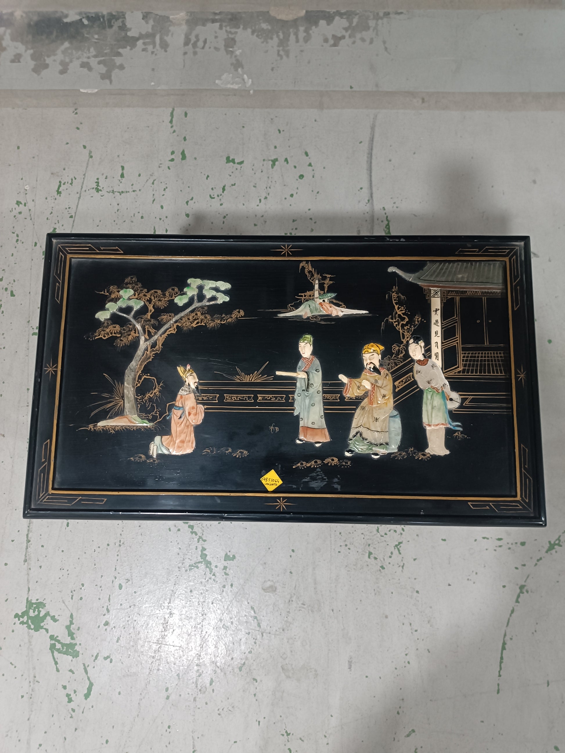 Mesa de centro oriental lacada en negro con incrustaciones de nácar