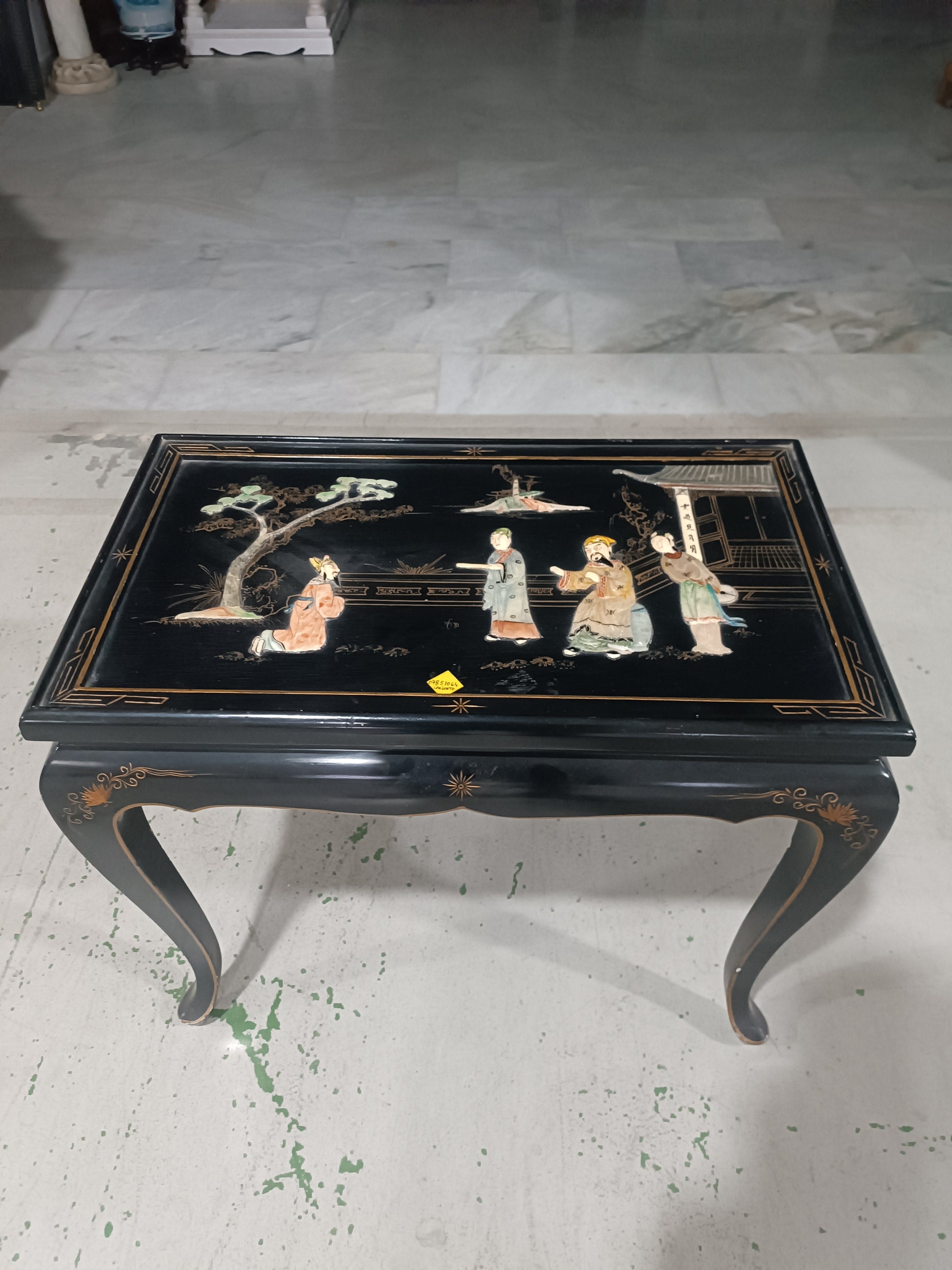 Mesa de centro oriental lacada en negro con incrustaciones de nácar