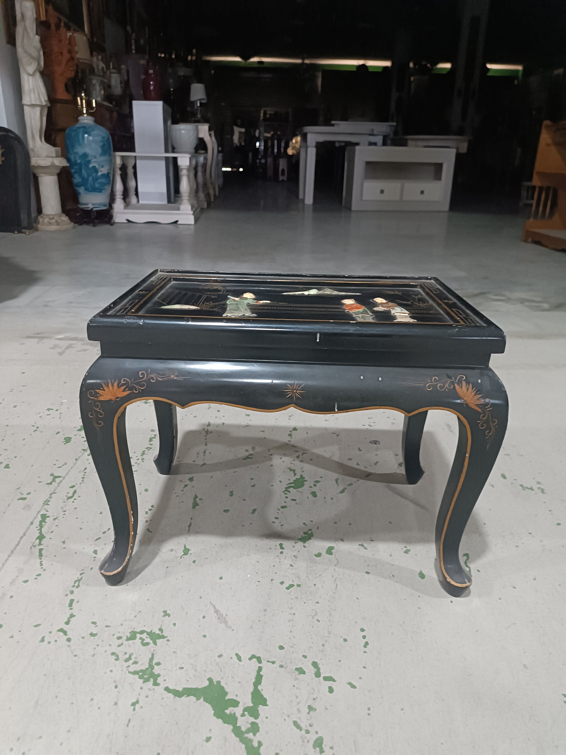 Mesa de centro oriental lacada en negro con incrustaciones de nácar
