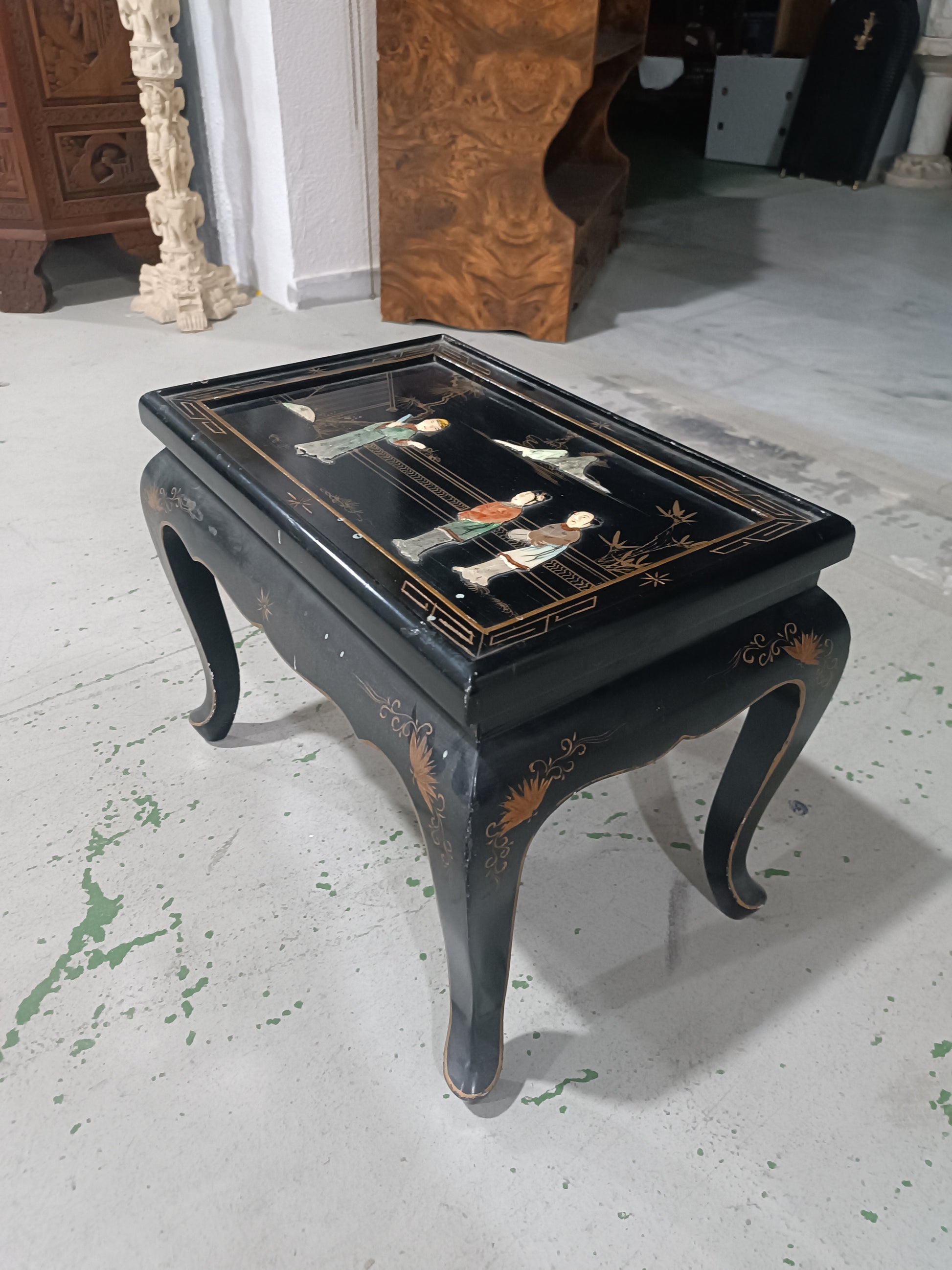 Mesa de centro oriental lacada en negro con incrustaciones de nácar