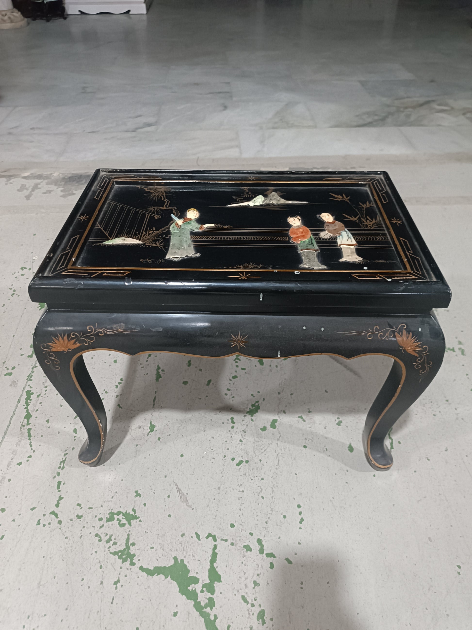 Mesa de centro oriental lacada en negro con incrustaciones de nácar