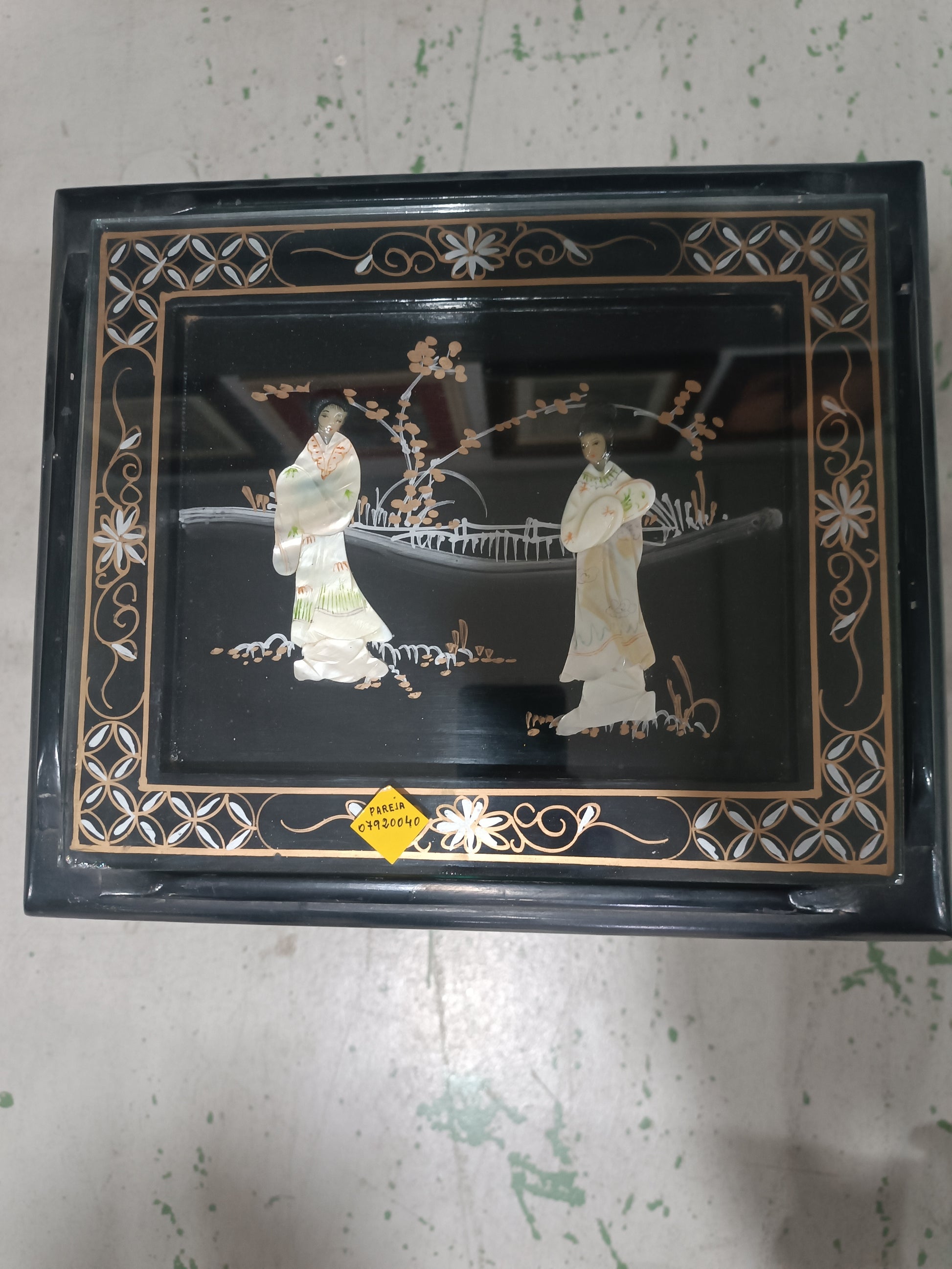 Mesa de centro oriental lacada en negro con incrustaciones de nácar
