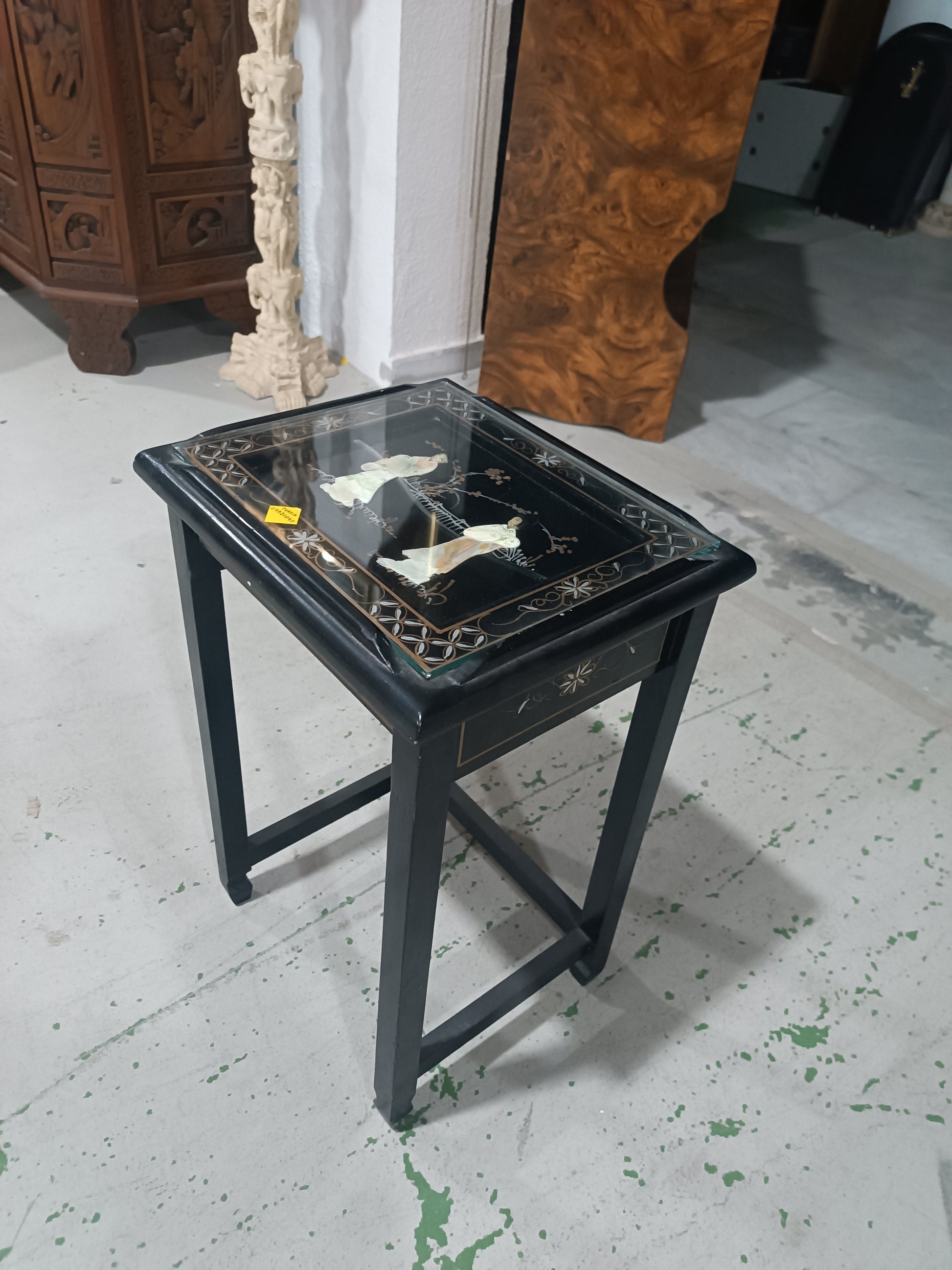 Mesa de centro oriental lacada en negro con incrustaciones de nácar