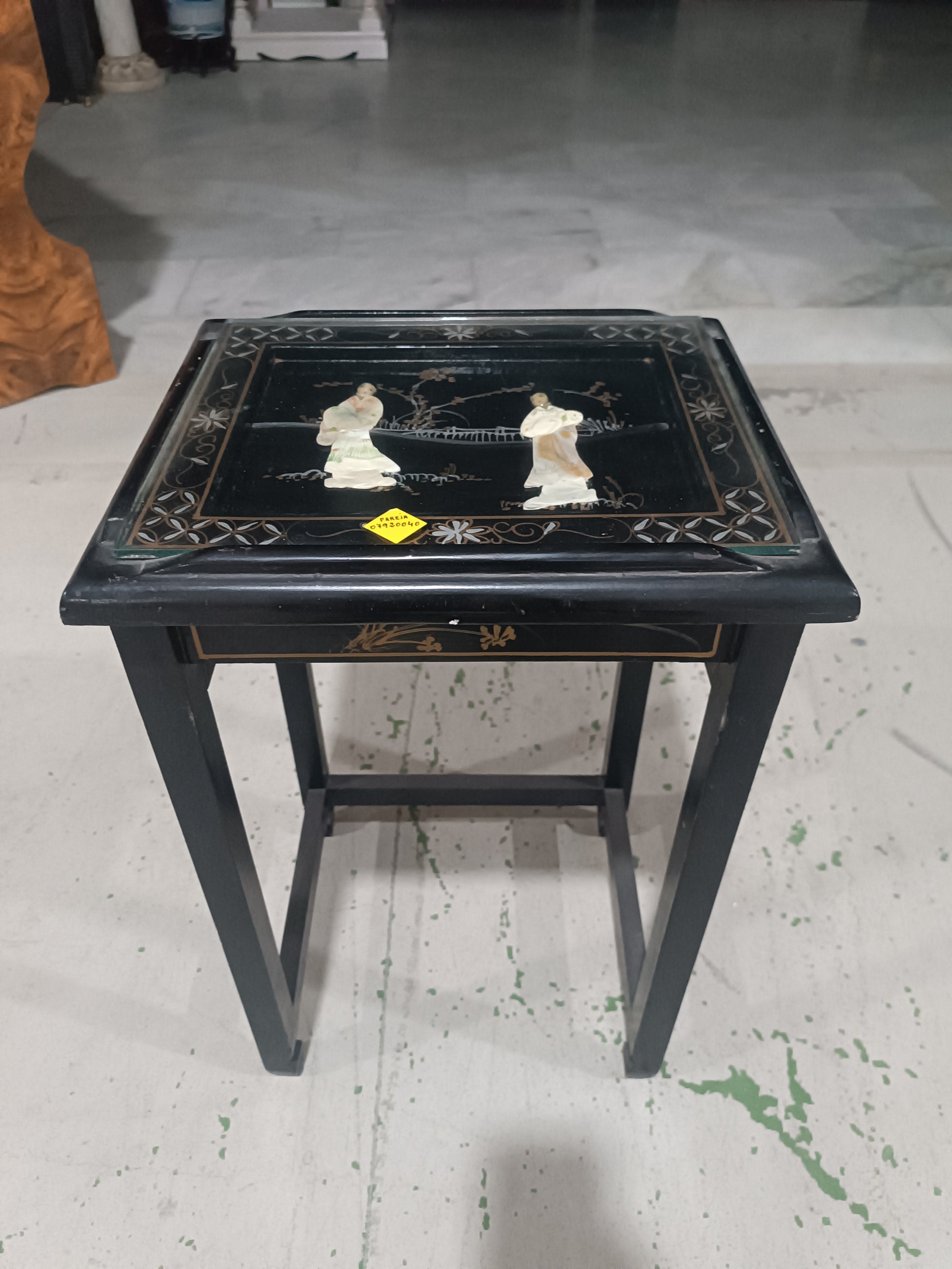 Mesa de centro oriental lacada en negro con incrustaciones de nácar