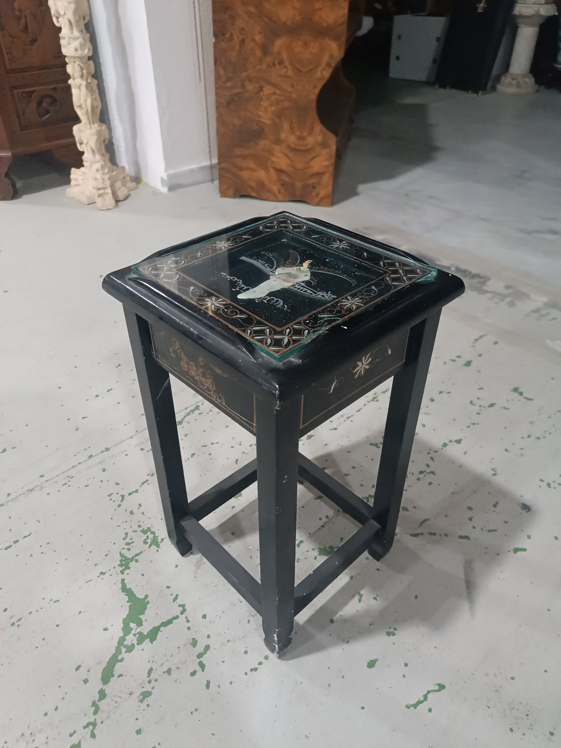Mesa de centro oriental lacada en negro con incrustaciones de nácar