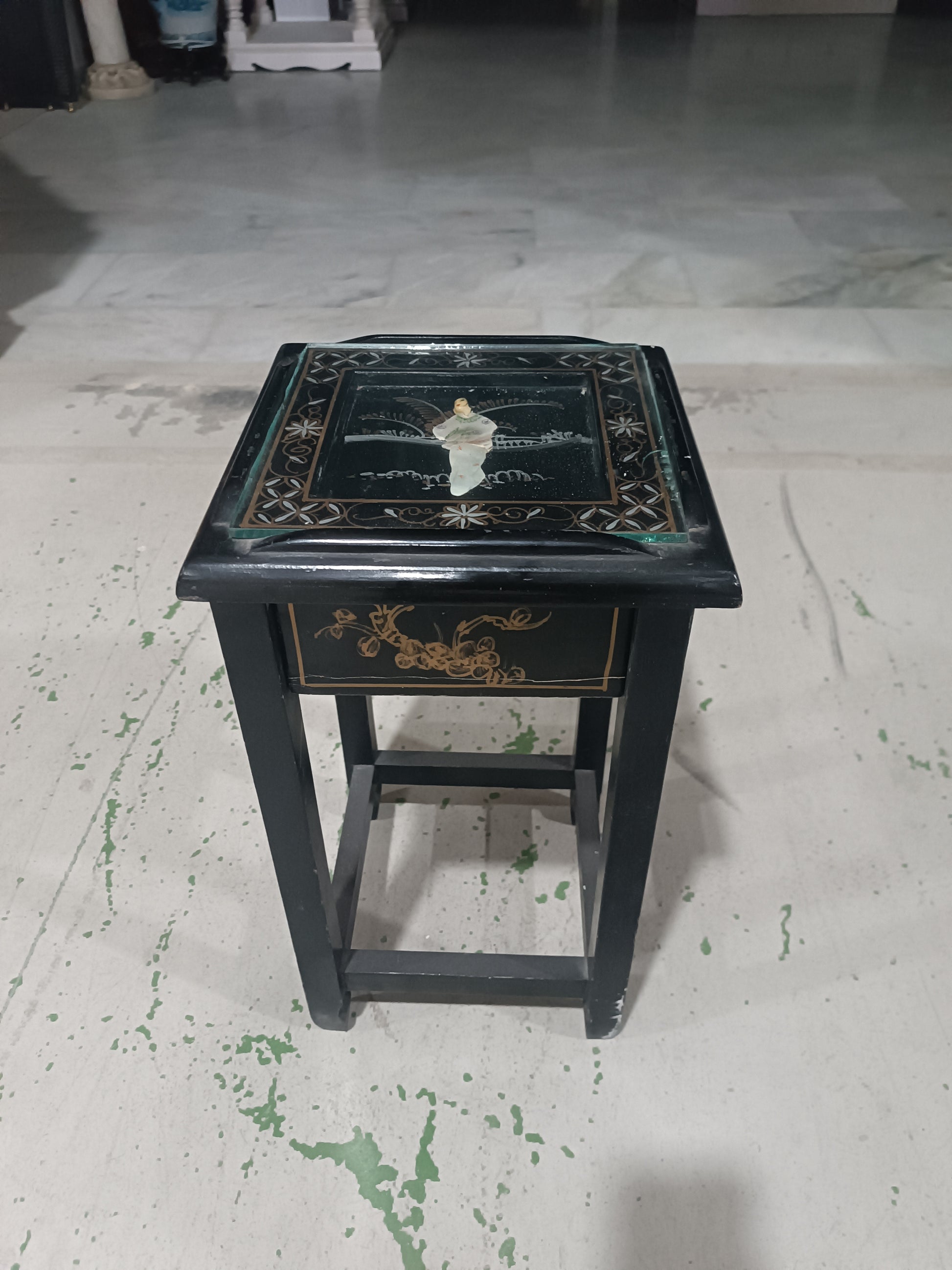 Mesa de centro oriental lacada en negro con incrustaciones de nácar