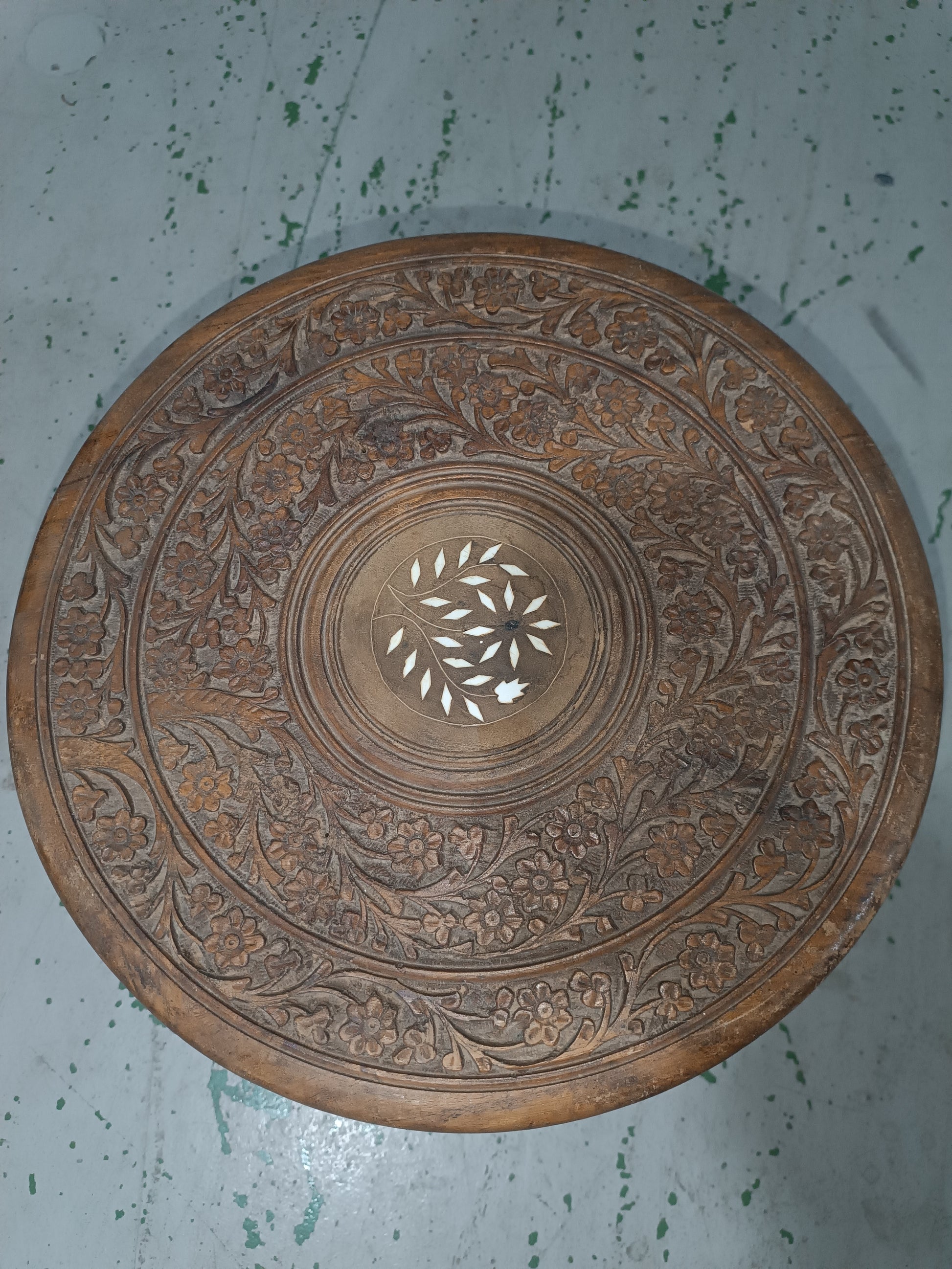 Mesa de centro artesanal de estilo oriental, de madera maciza redonda