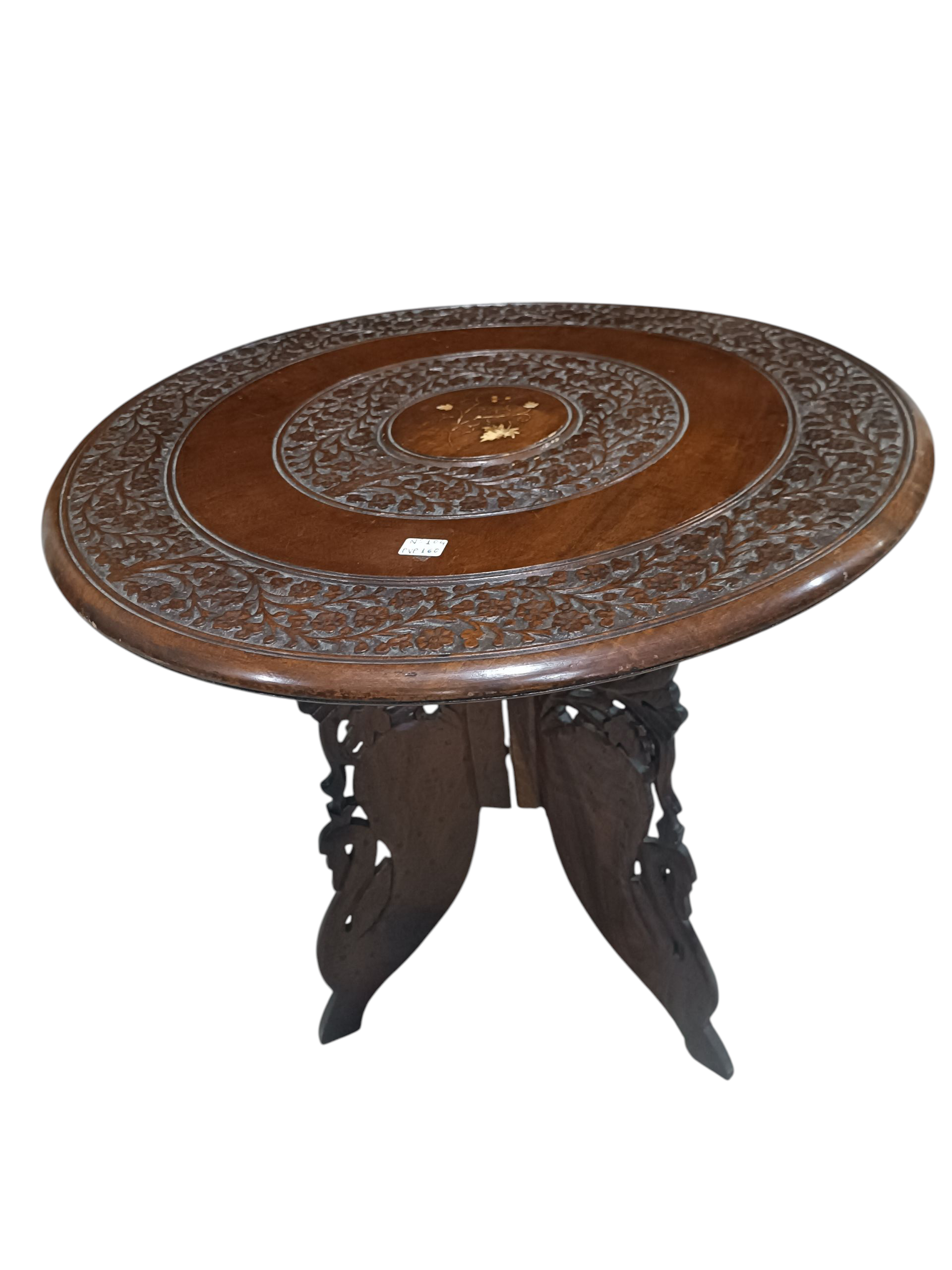 Mesa de centro de estilo oriental elaborada en madera maciza, con tablero redondo tallado a mano