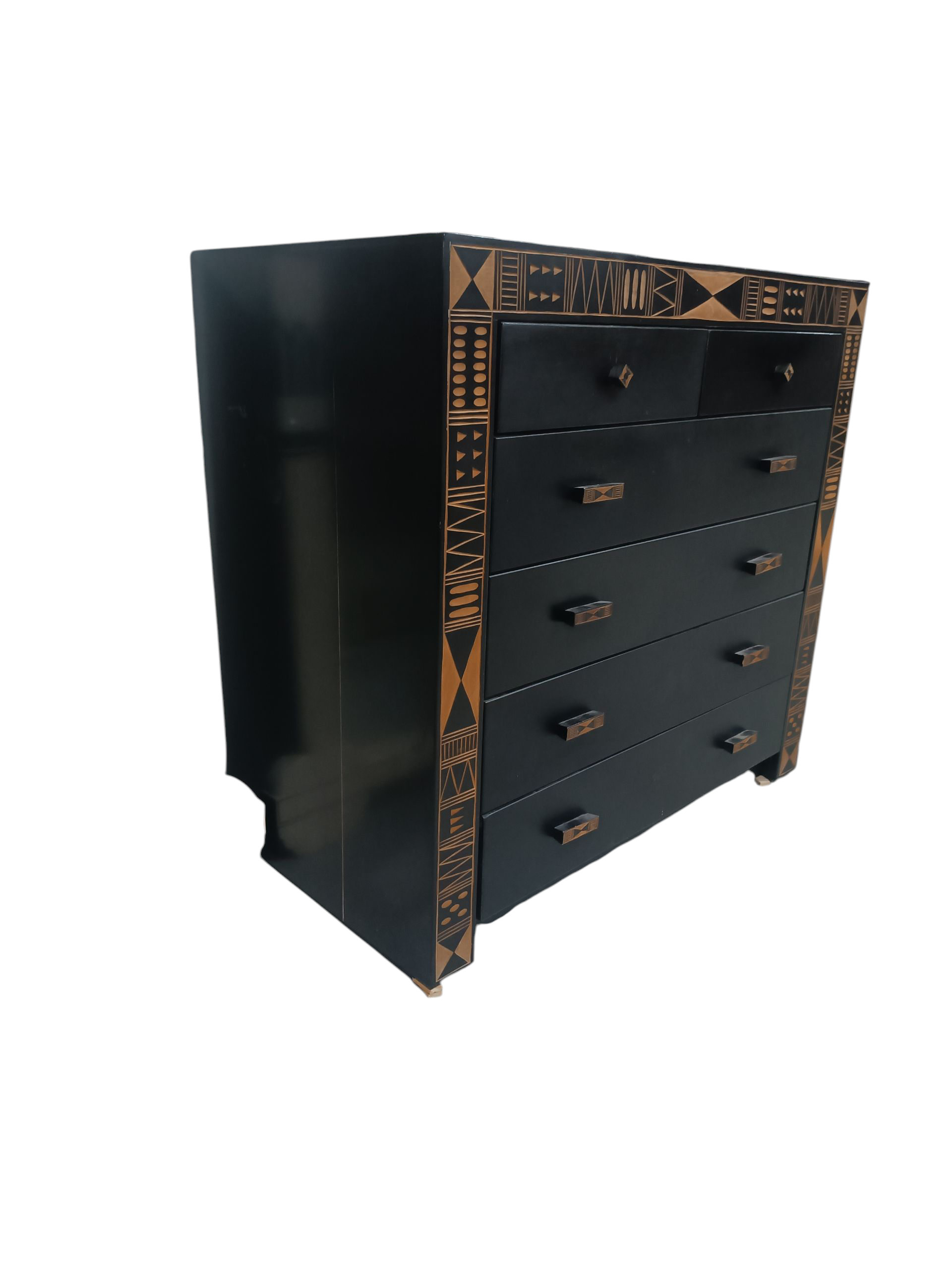 Cómoda vintage negra con detalles geométricos en madera tallada, estilo étnico-tribal.