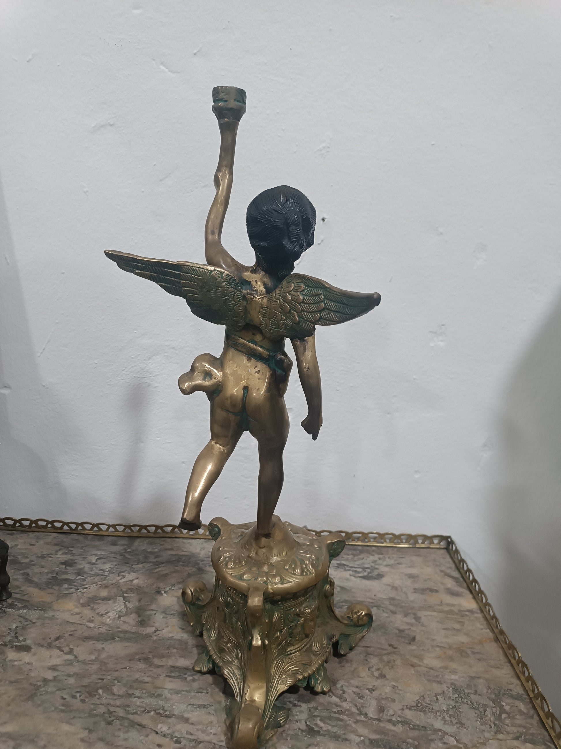 Figura de querubín en bronce patinado sobre base Neobarroca – 52 cm