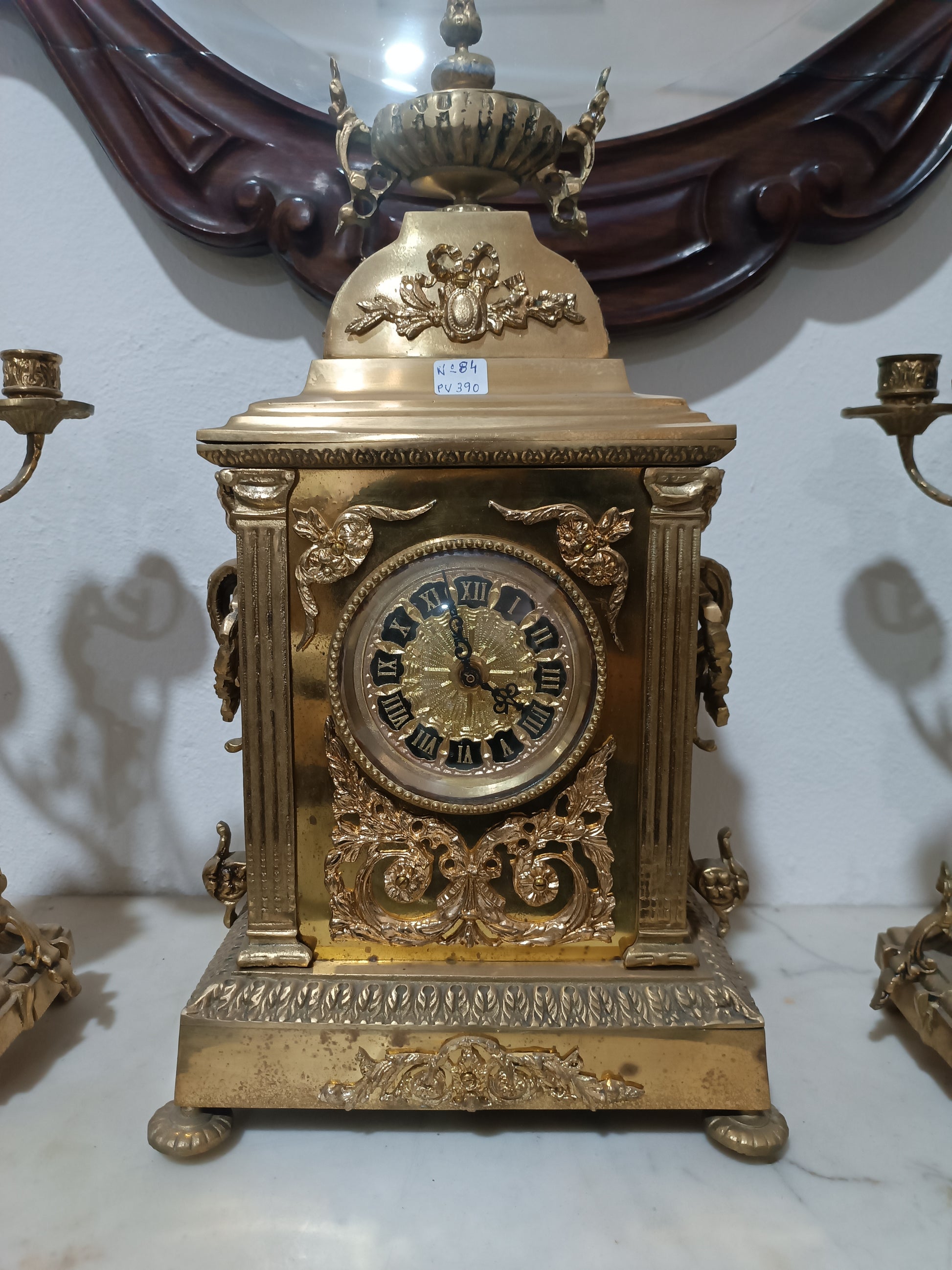 Reloj de sobremesa clásico con candelabros dorados a juego