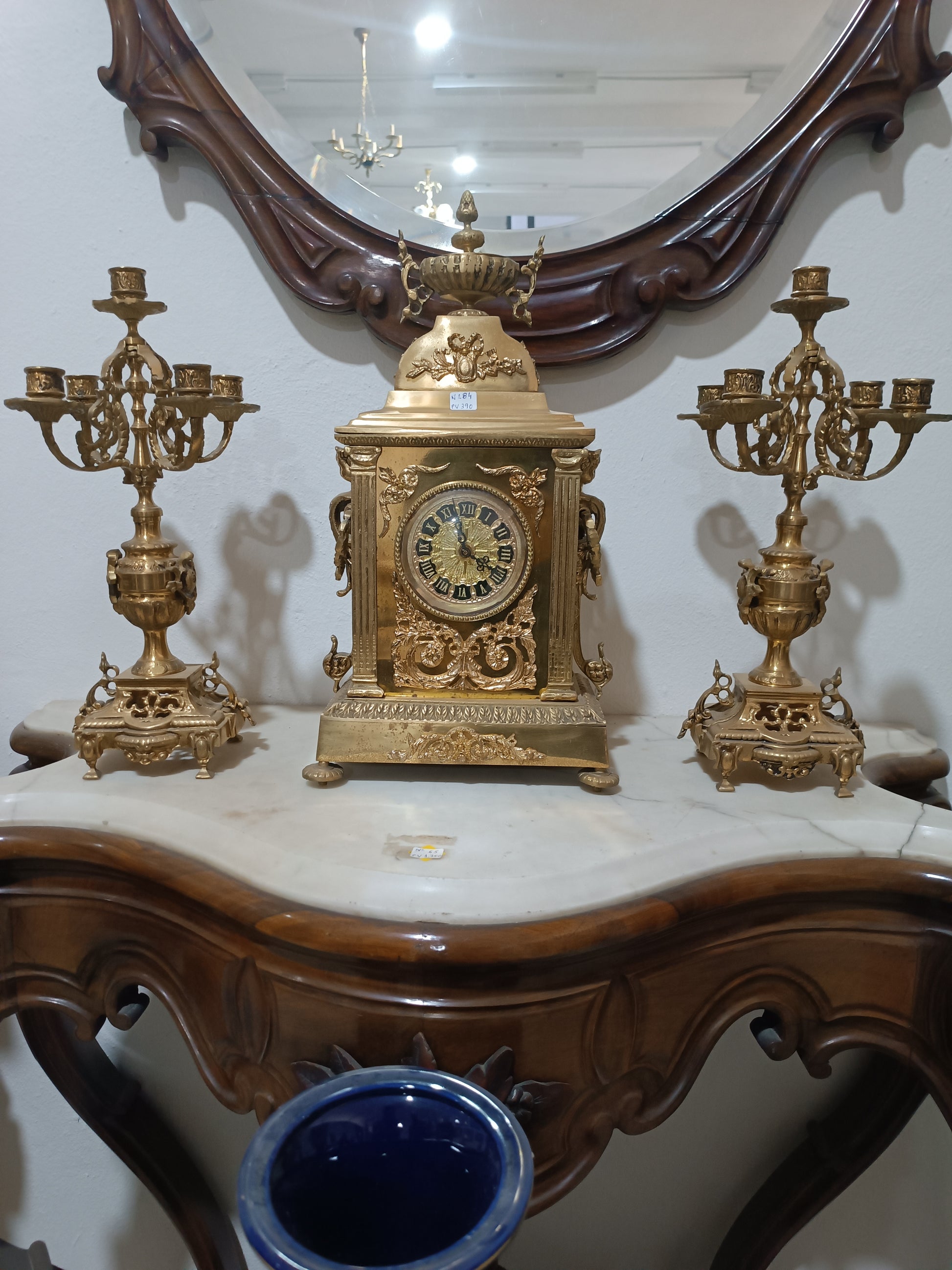 Reloj de sobremesa clásico con candelabros dorados a juego