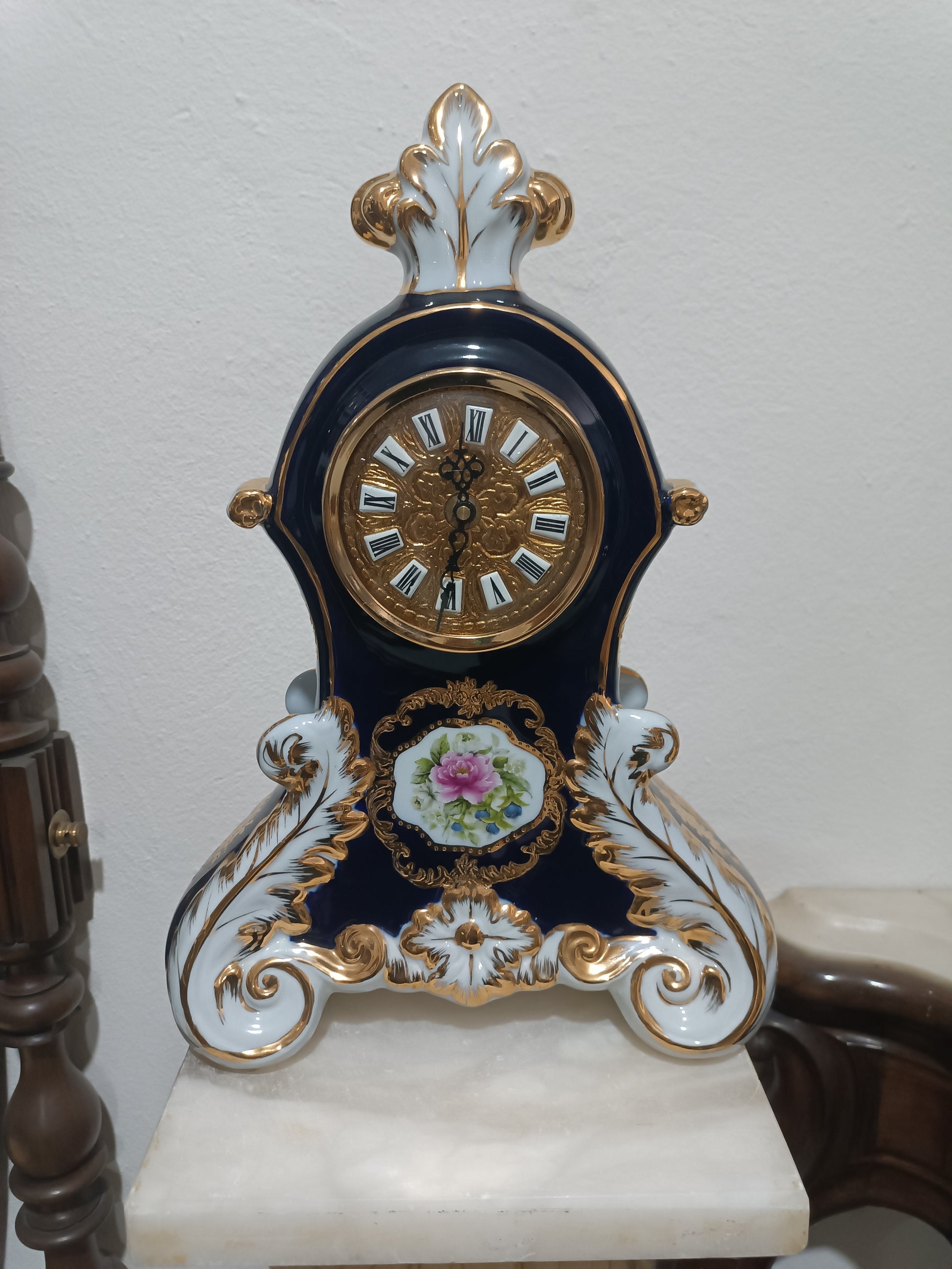 Reloj de Porcelana Estilo Rococó con Detalles en Oro y Flor Pintada a Mano