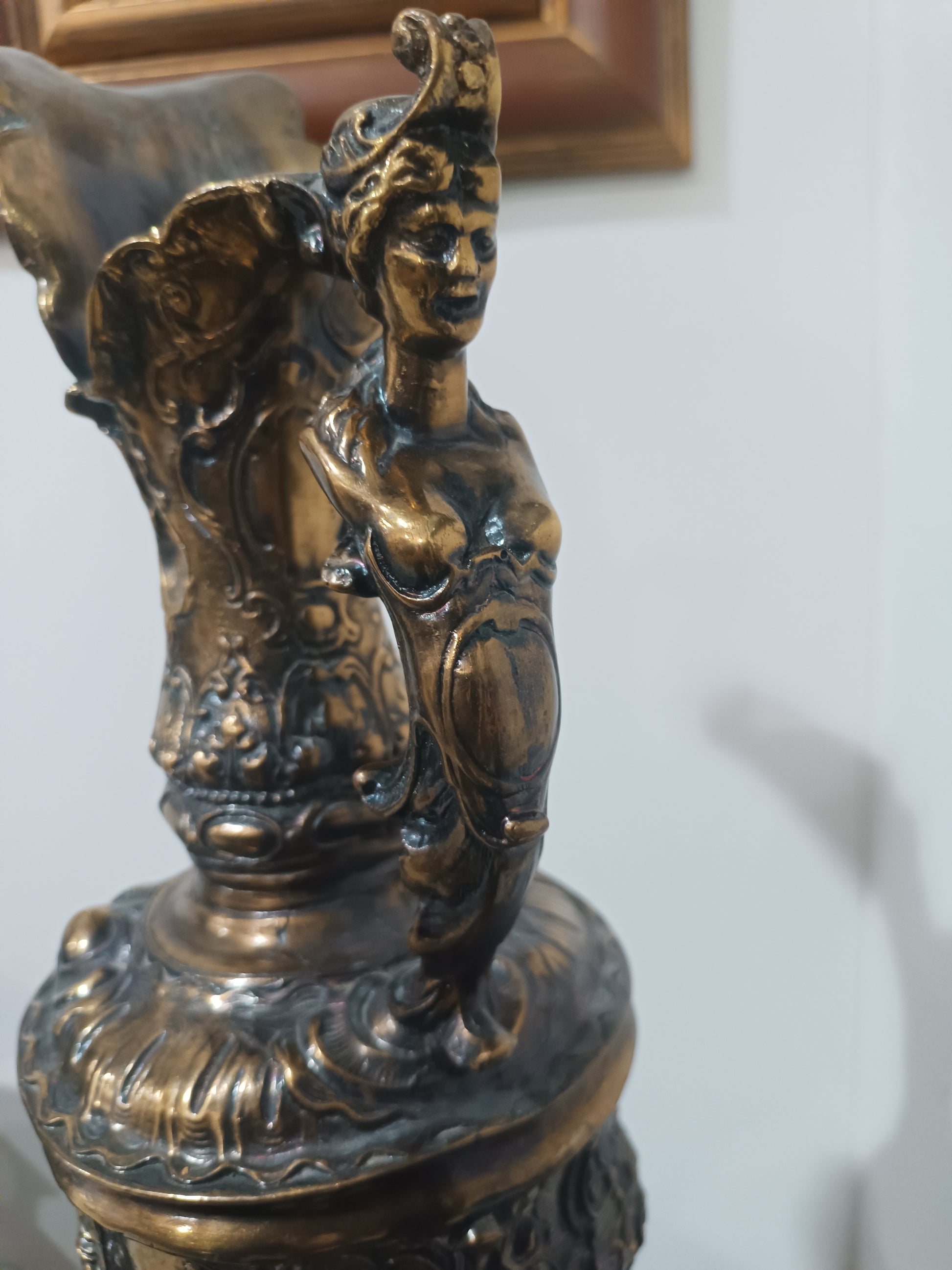 Gran Jarra Decorativa Barroca en Bronce con Relieves Mitológicos – 59 cm