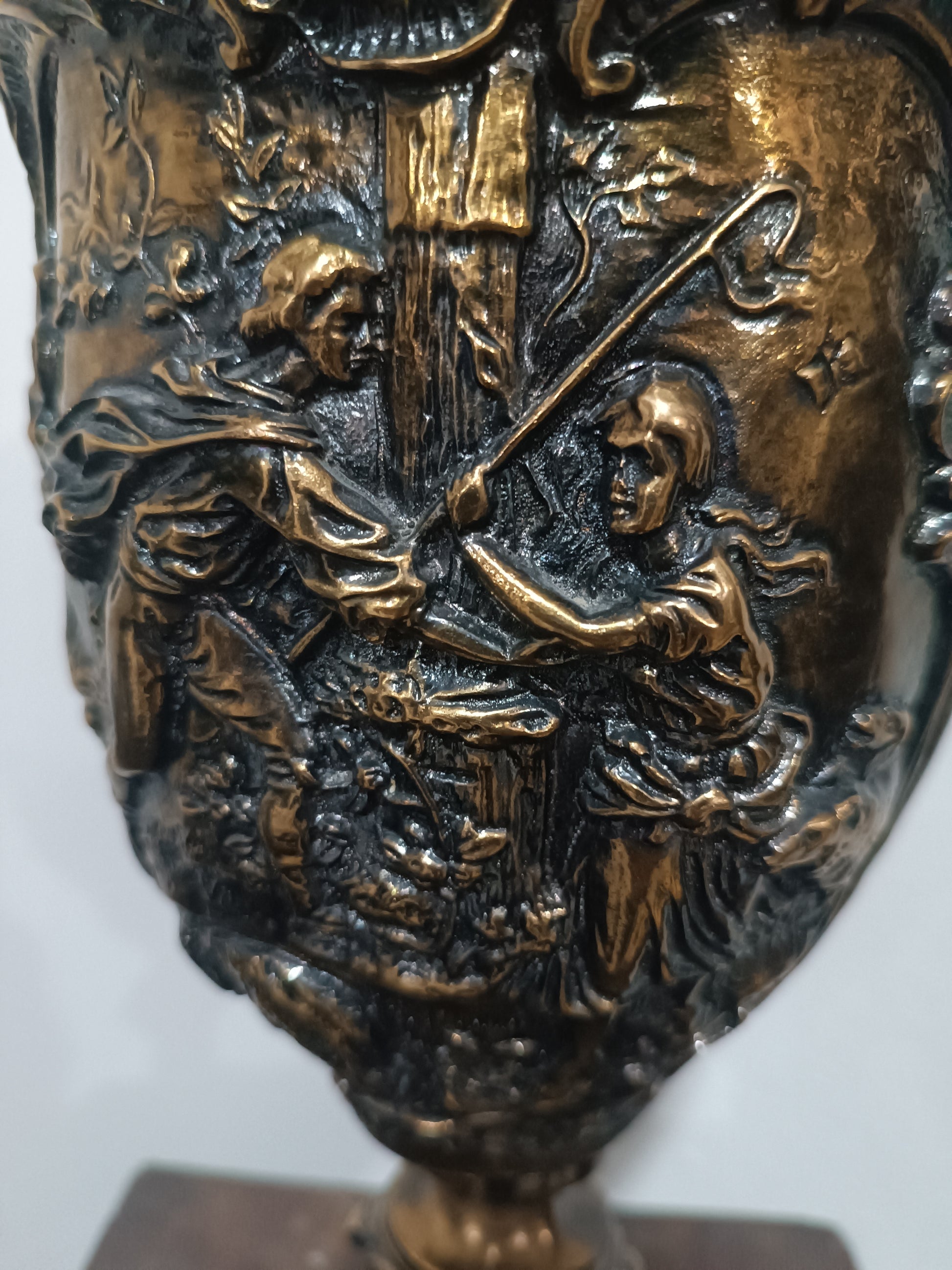 Gran Jarra Decorativa Barroca en Bronce con Relieves Mitológicos – 59 cm