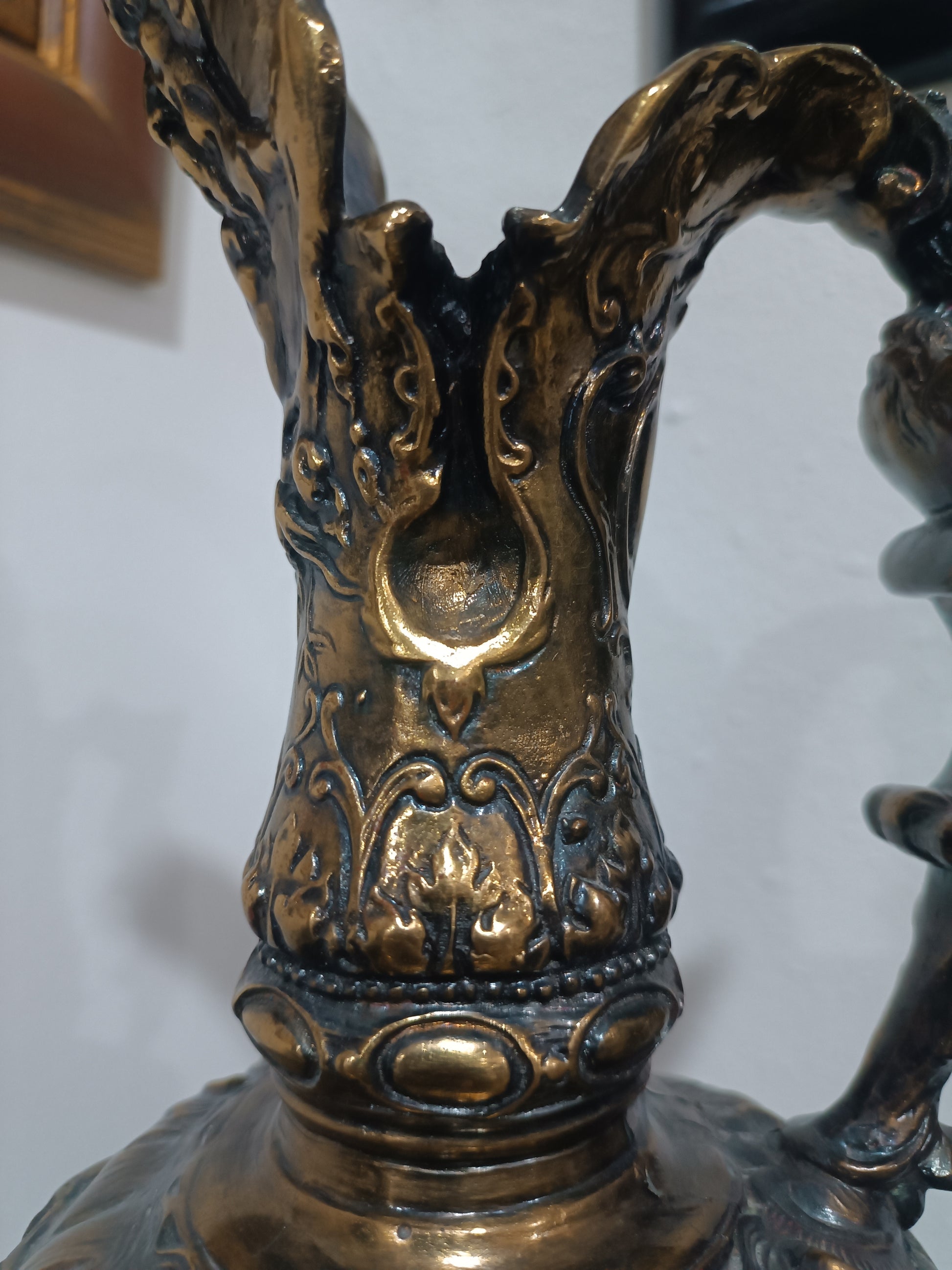 Gran Jarra Decorativa Barroca en Bronce con Relieves Mitológicos – 59 cm