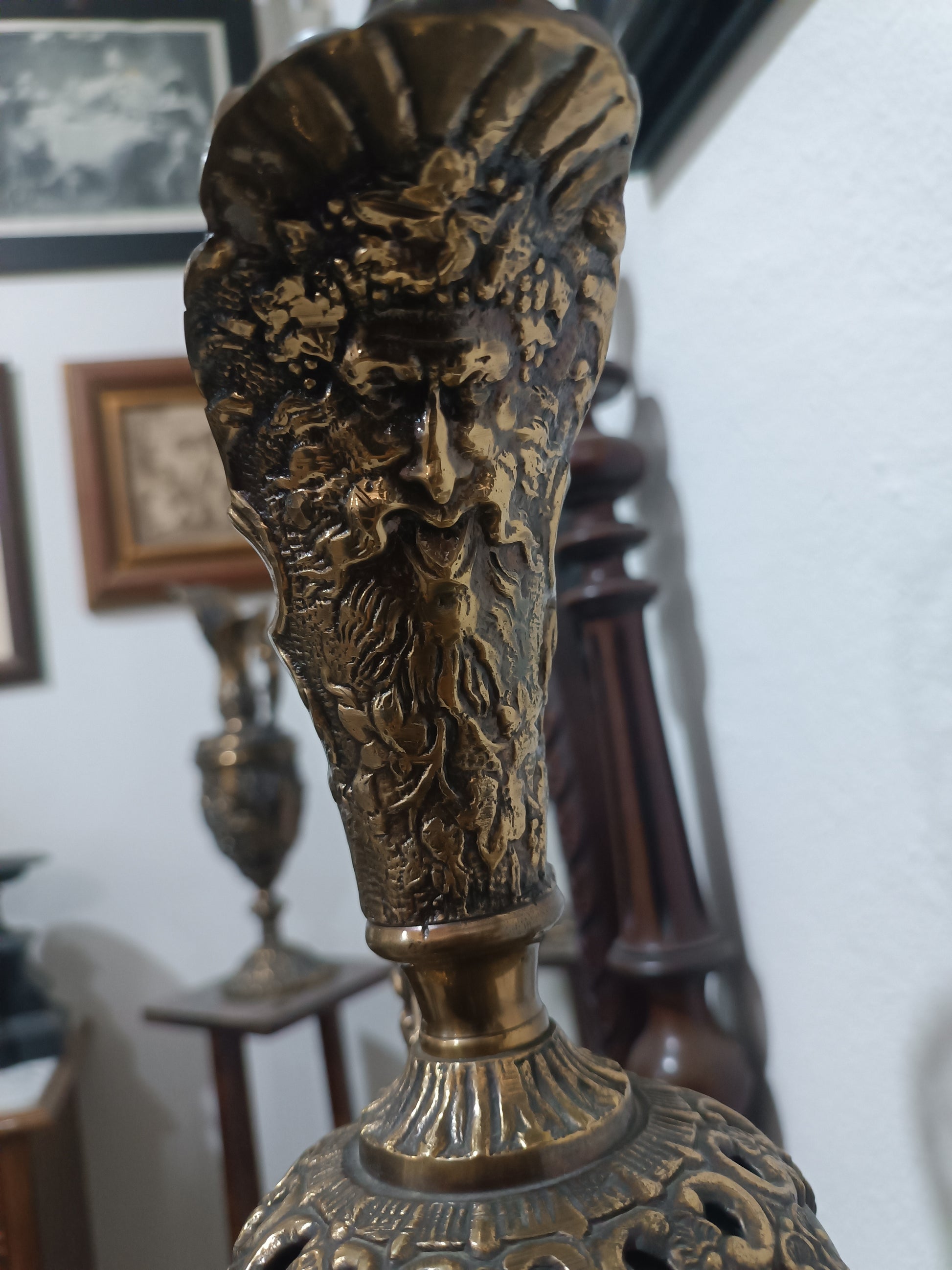 Jarra de bronce con rostro mitológico
