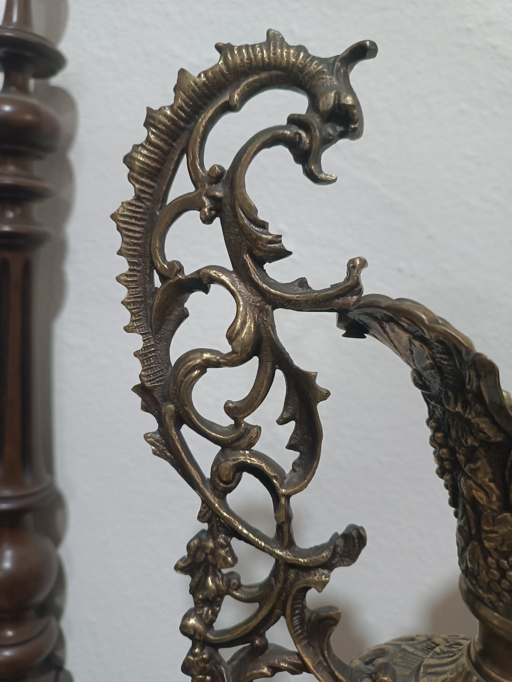 Jarra de bronce con rostro mitológico
