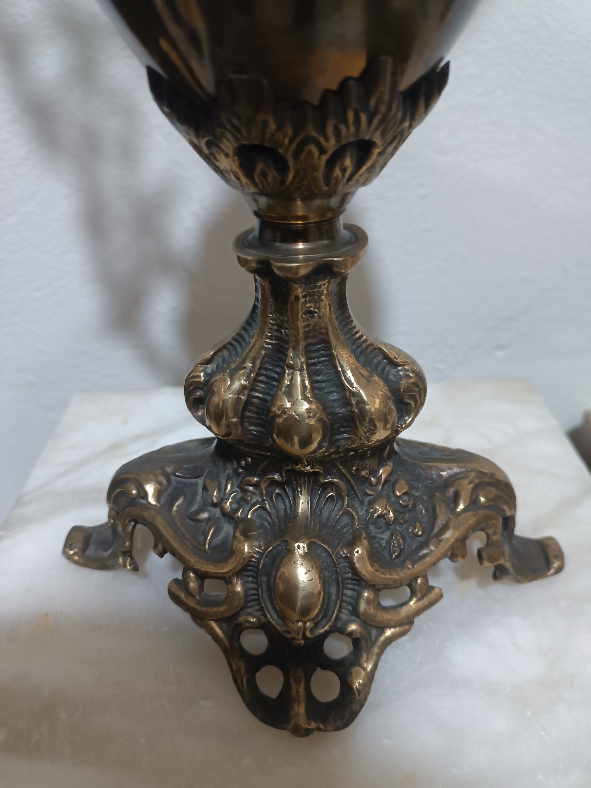 Jarra de bronce con rostro mitológico