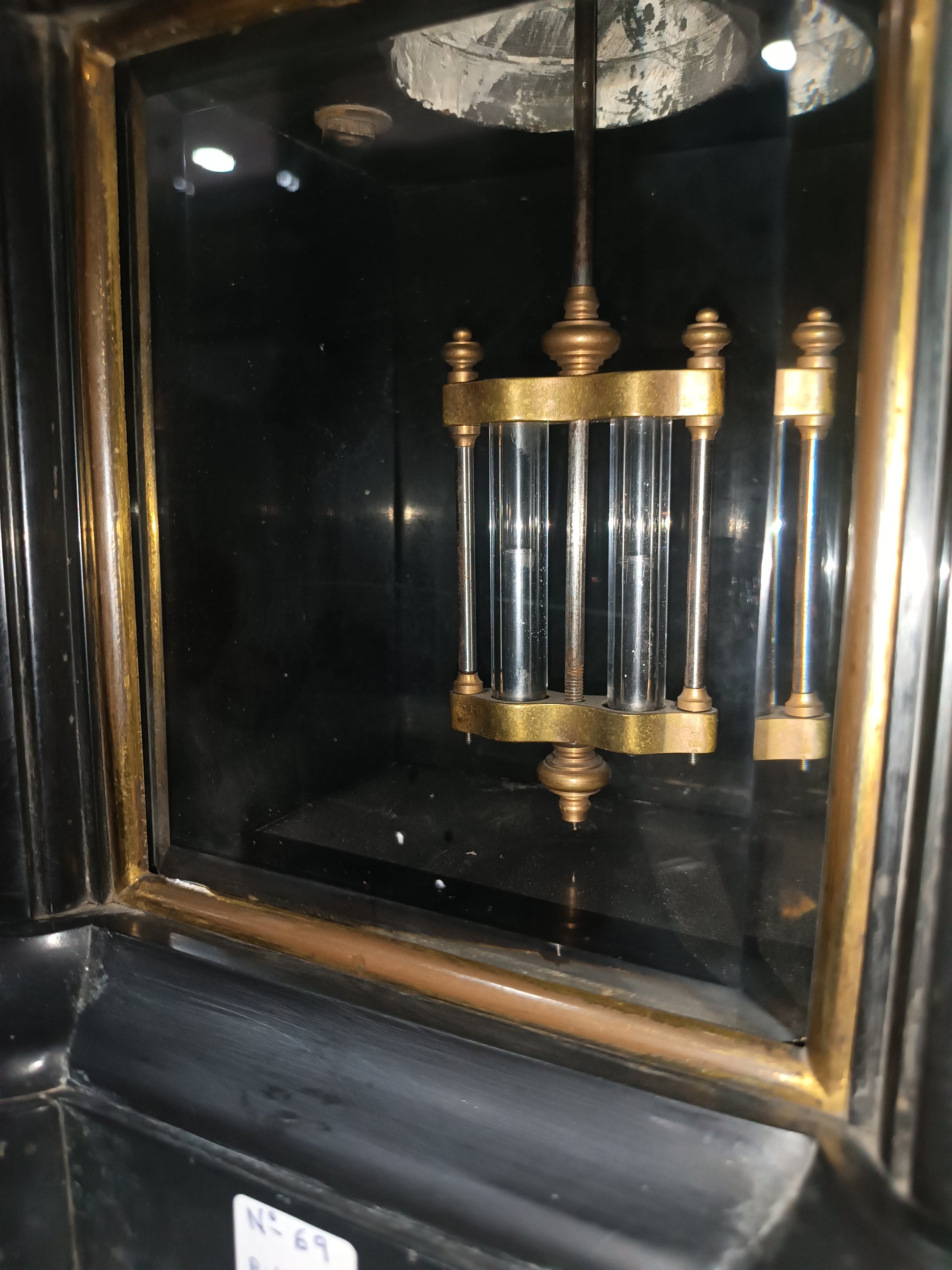Reloj de sobremesa con guarnición en mármol negro