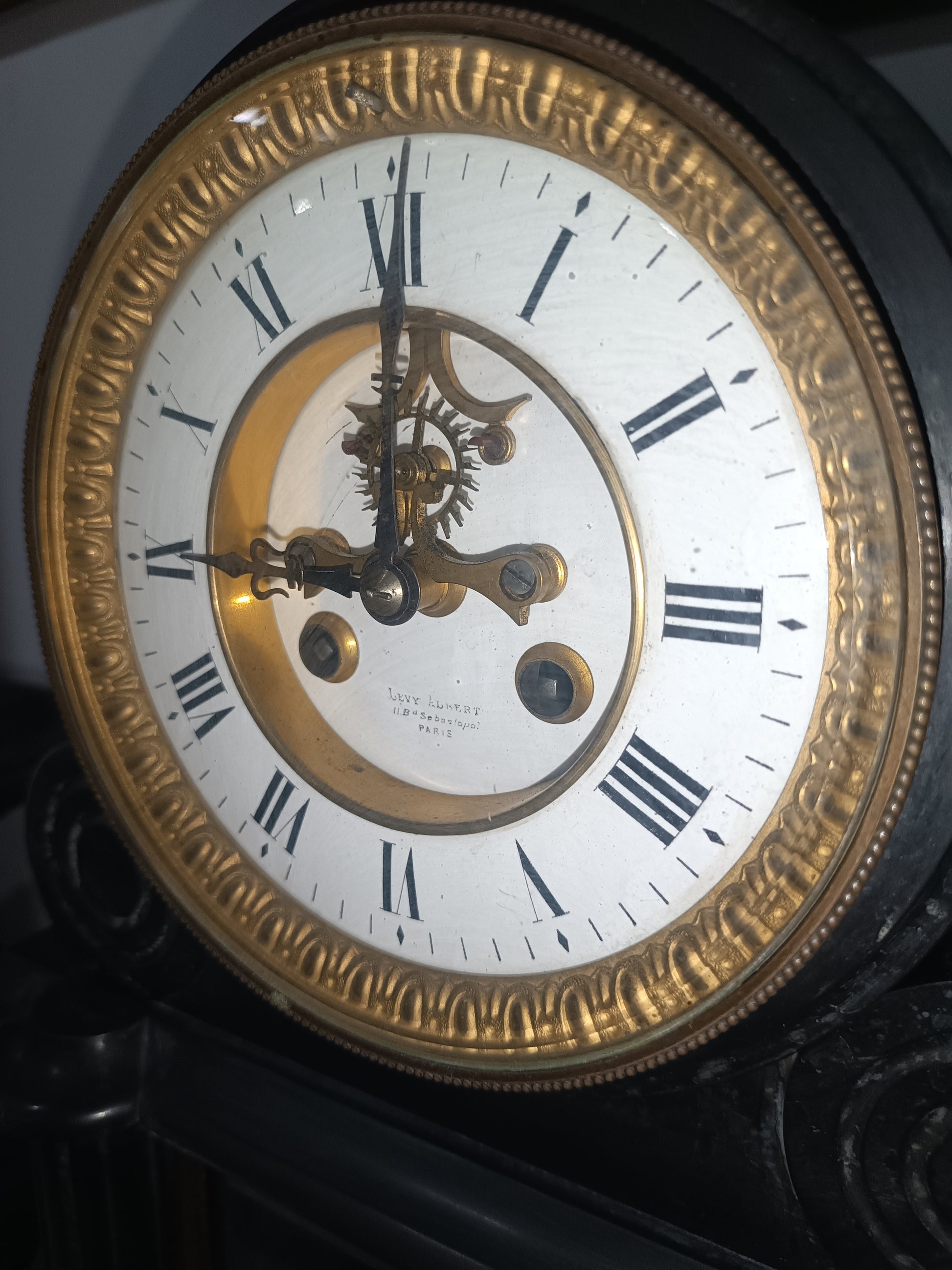 Reloj de sobremesa con guarnición en mármol negro