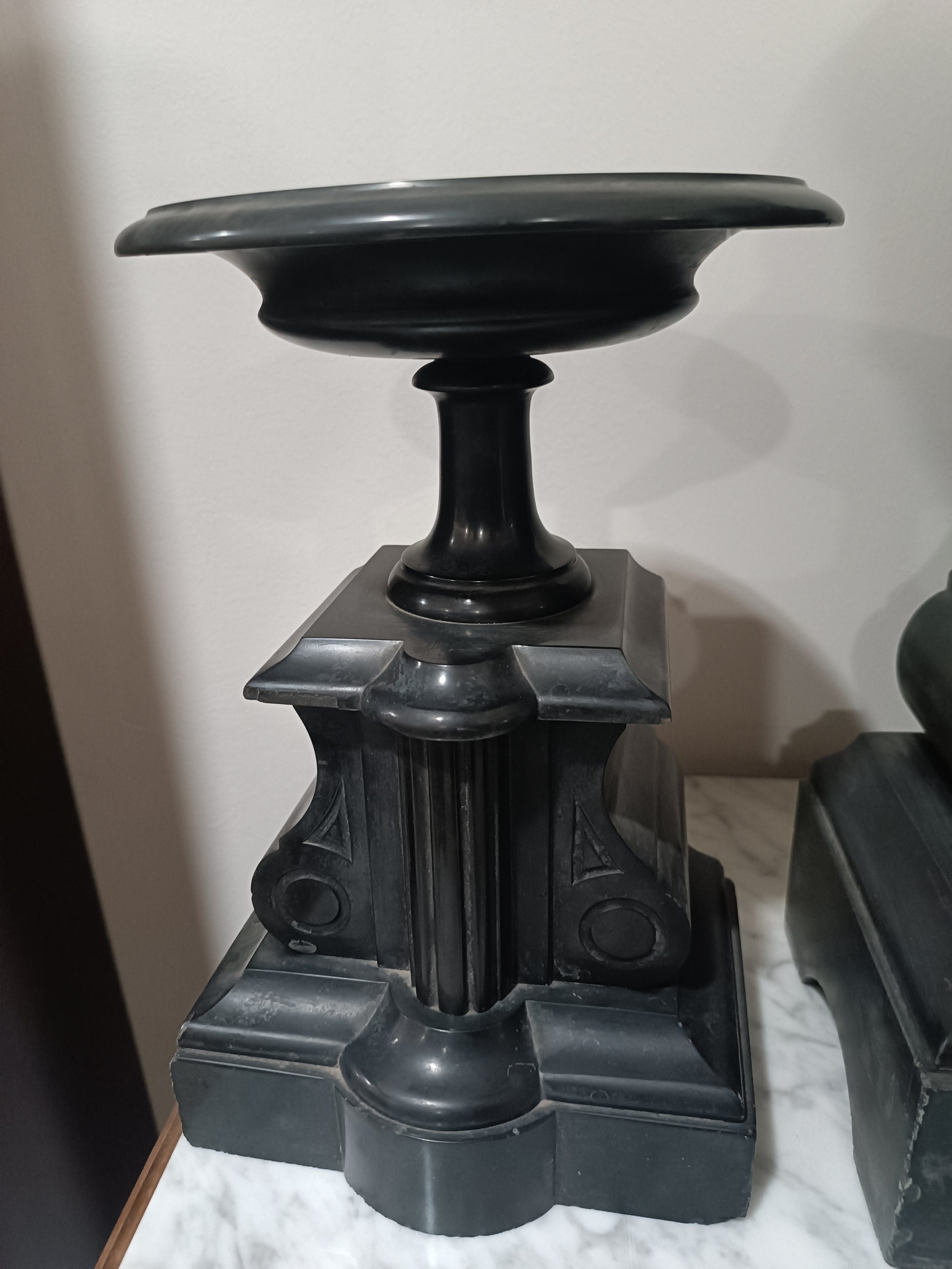 Reloj de sobremesa con guarnición en mármol negro
