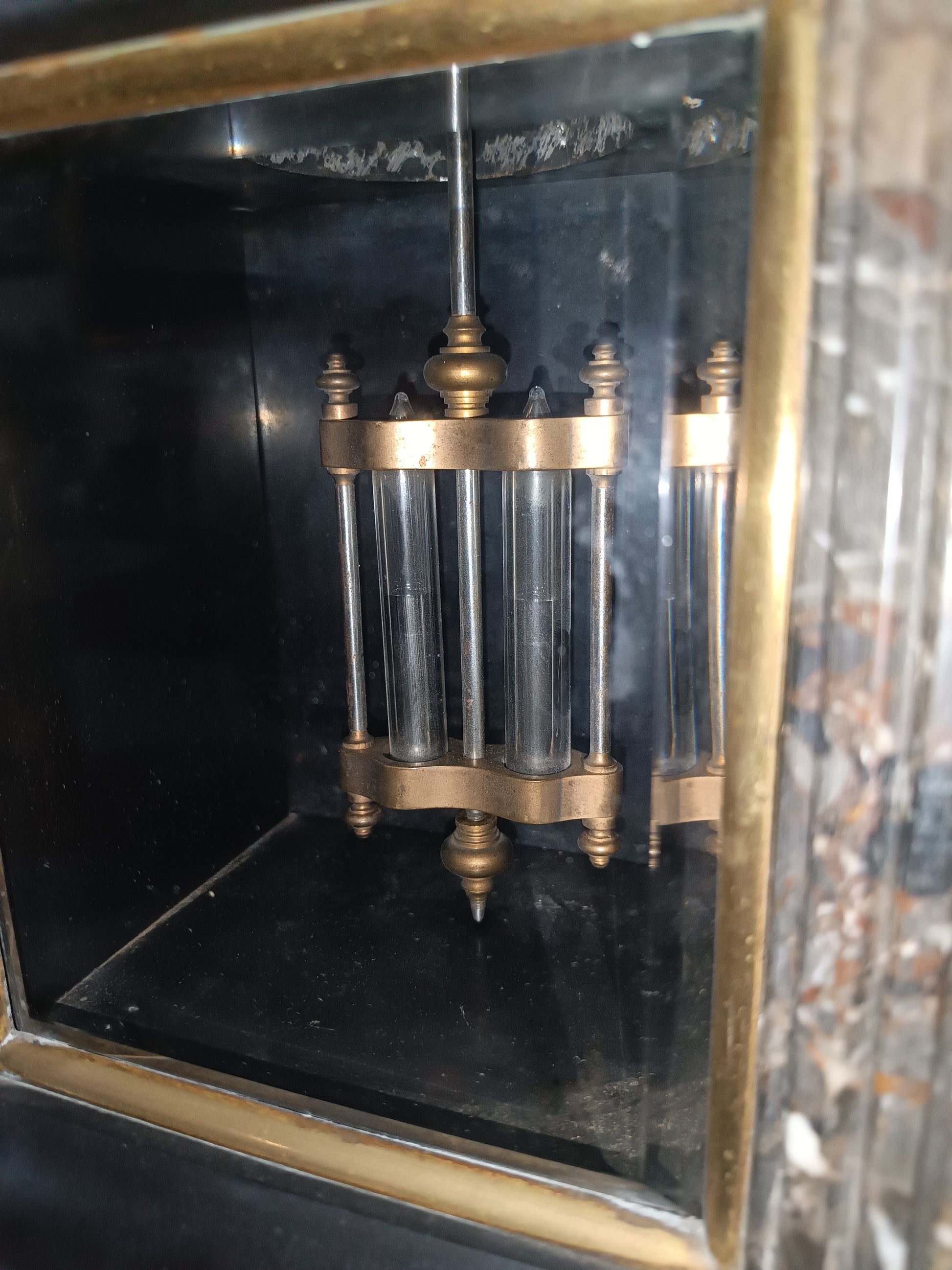 Reloj de sobremesa francés en mármol negro jaspeado
