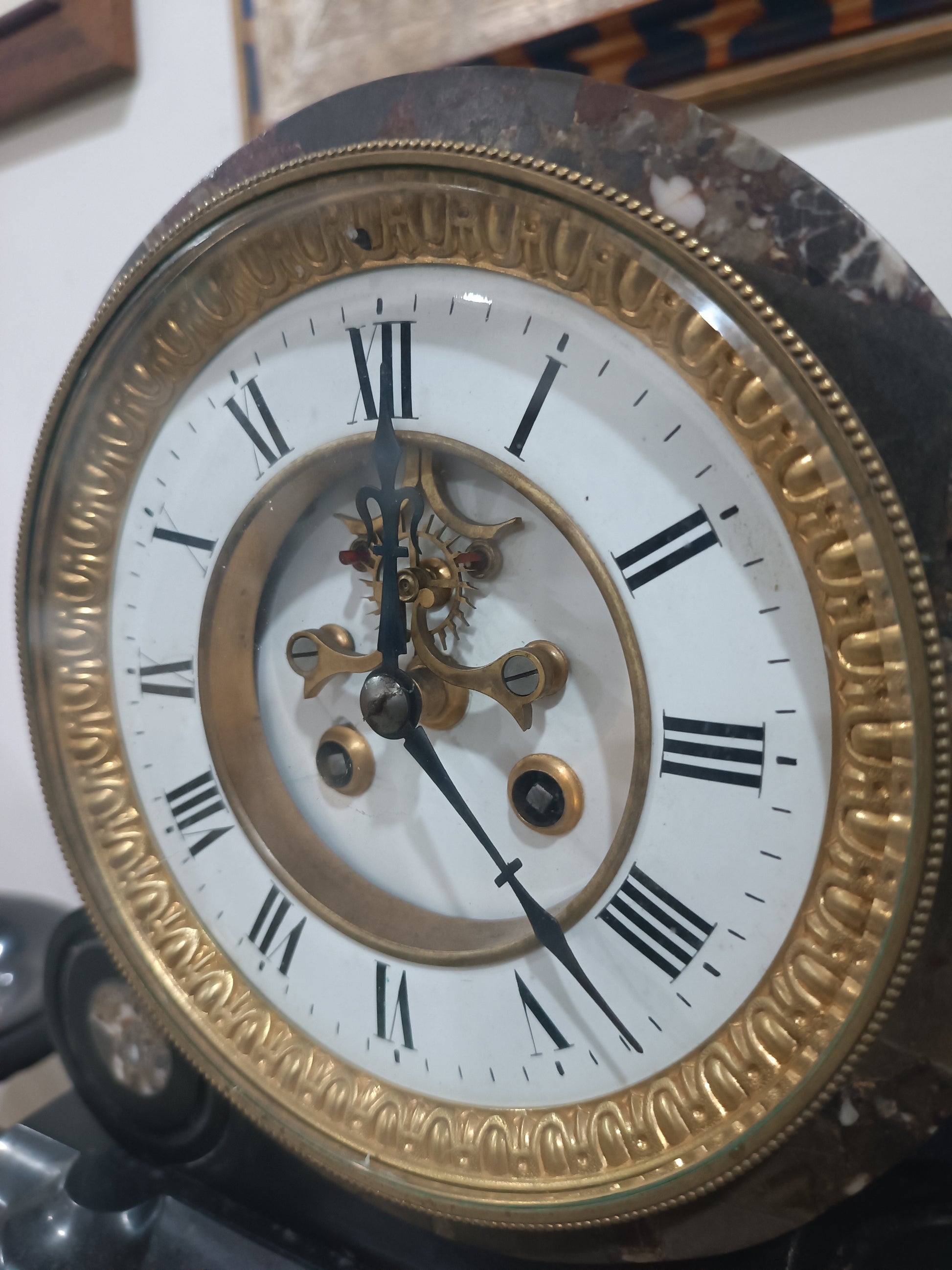 Reloj de sobremesa francés en mármol negro jaspeado