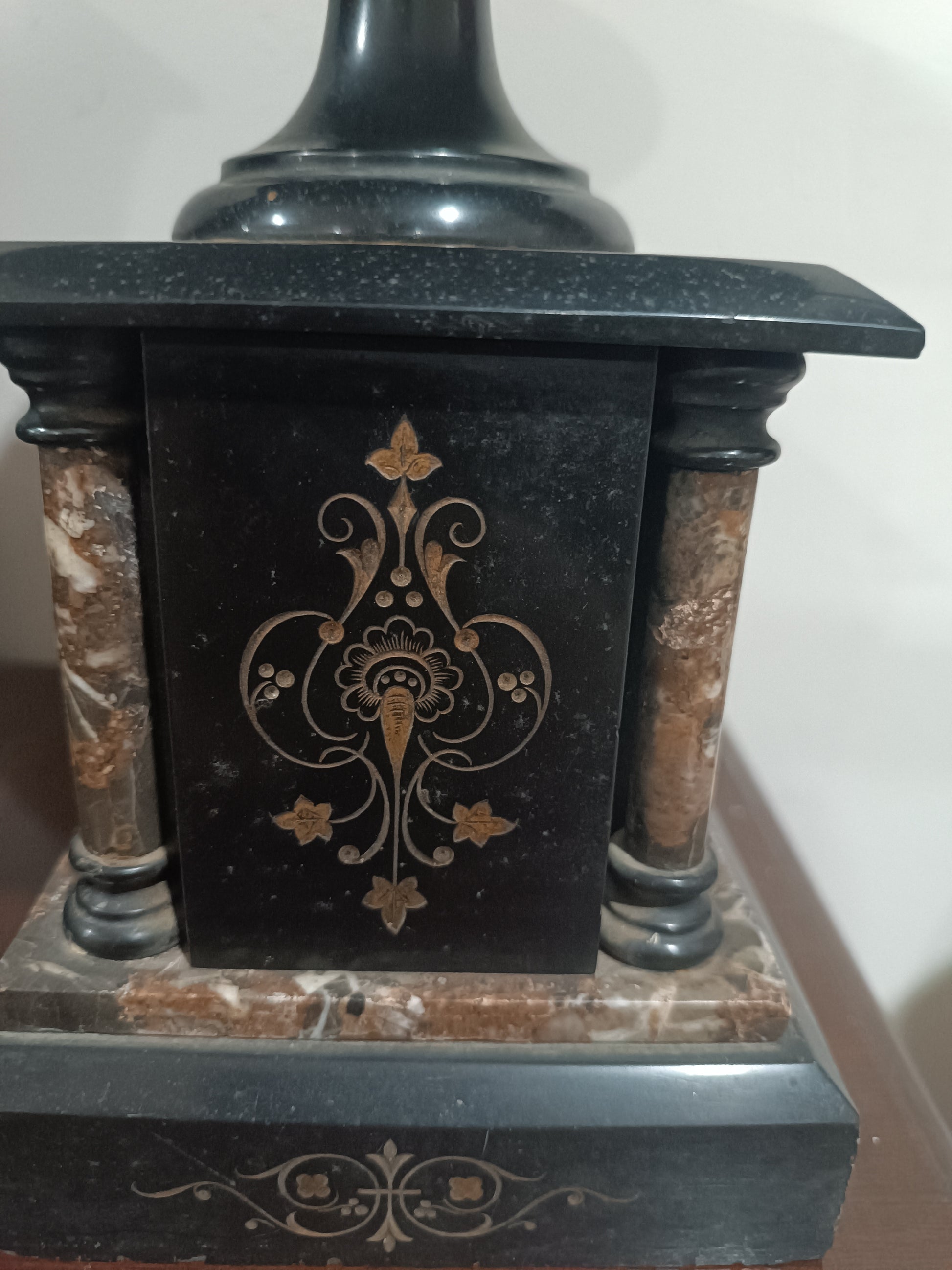 Reloj de sobremesa francés en mármol negro jaspeado