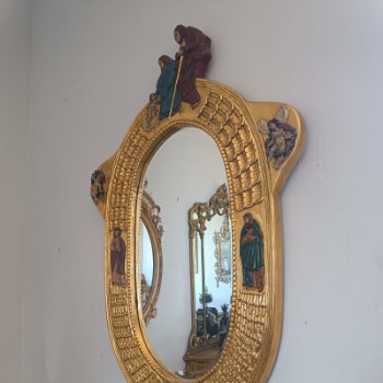 Espejo religioso con escenas bíblicas en relieve