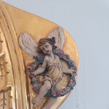 Espejo religioso con escenas bíblicas en relieve