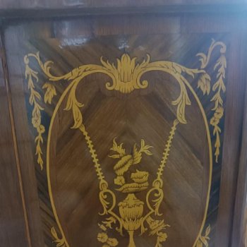 Cómoda Luis XV con marquetería y patas cabriolé