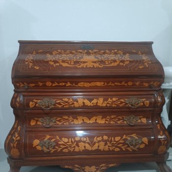 Secreter bombé con marquetería floral y patas de garra