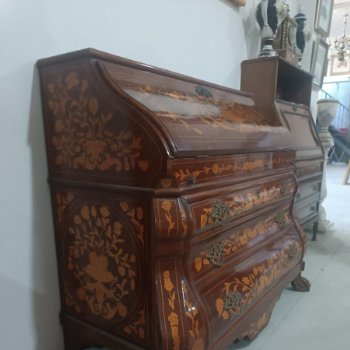 Secreter bombé con marquetería floral y patas de garra