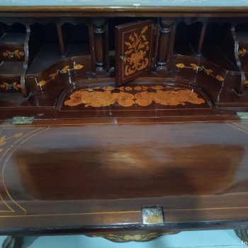 Secreter bombé con marquetería floral y patas de garra