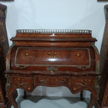 Bureau cilíndrico estilo Luis XV con marquetería floral