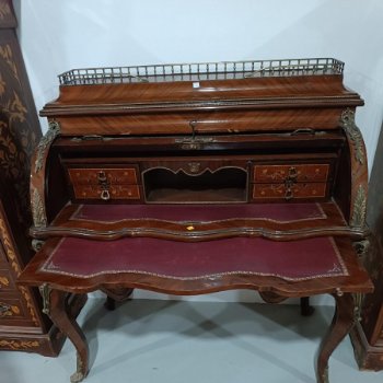 Bureau cilíndrico estilo Luis XV con marquetería floral
