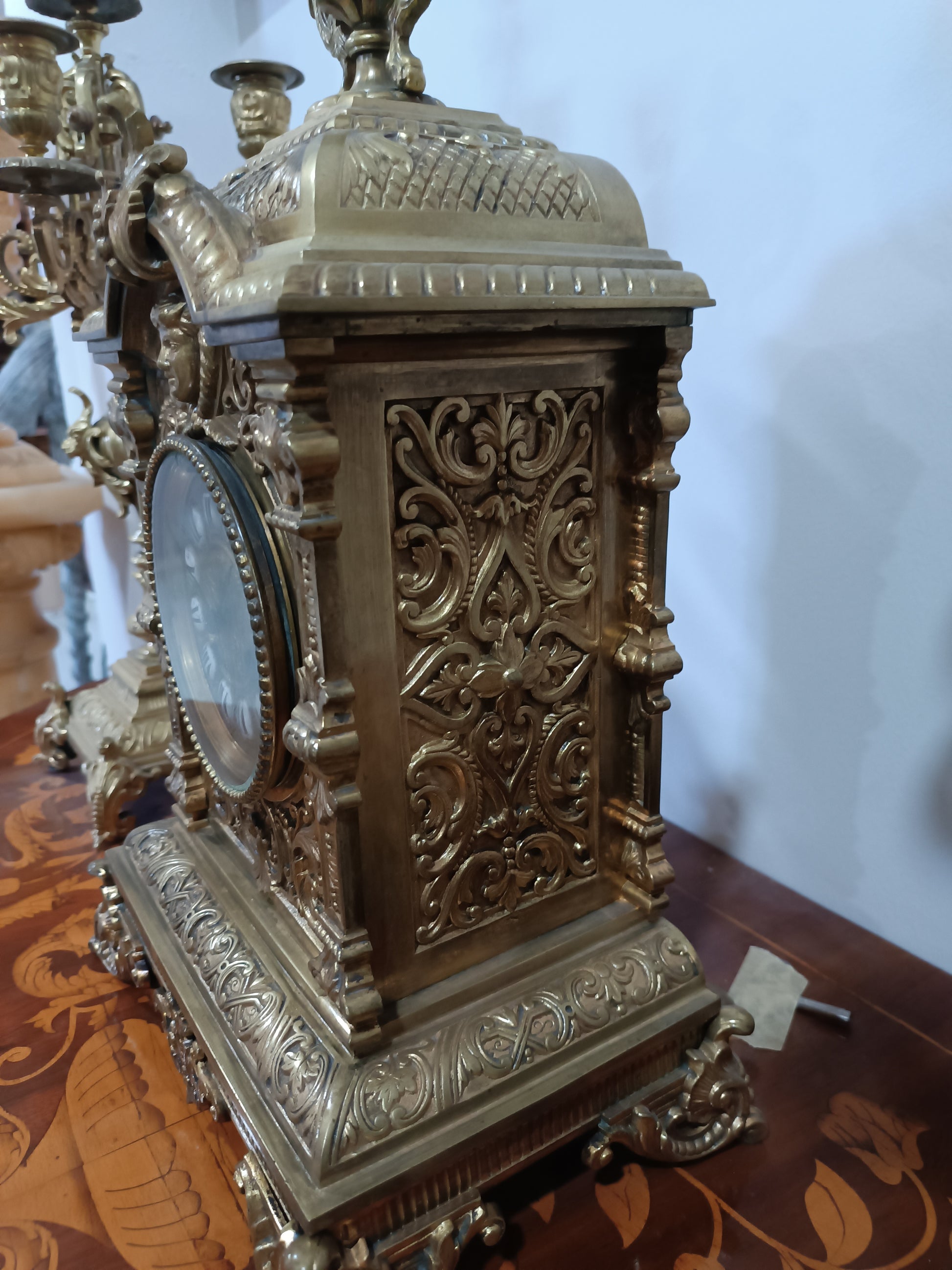 Conjunto de reloj de sobremesa en bronce macizo con candelabros