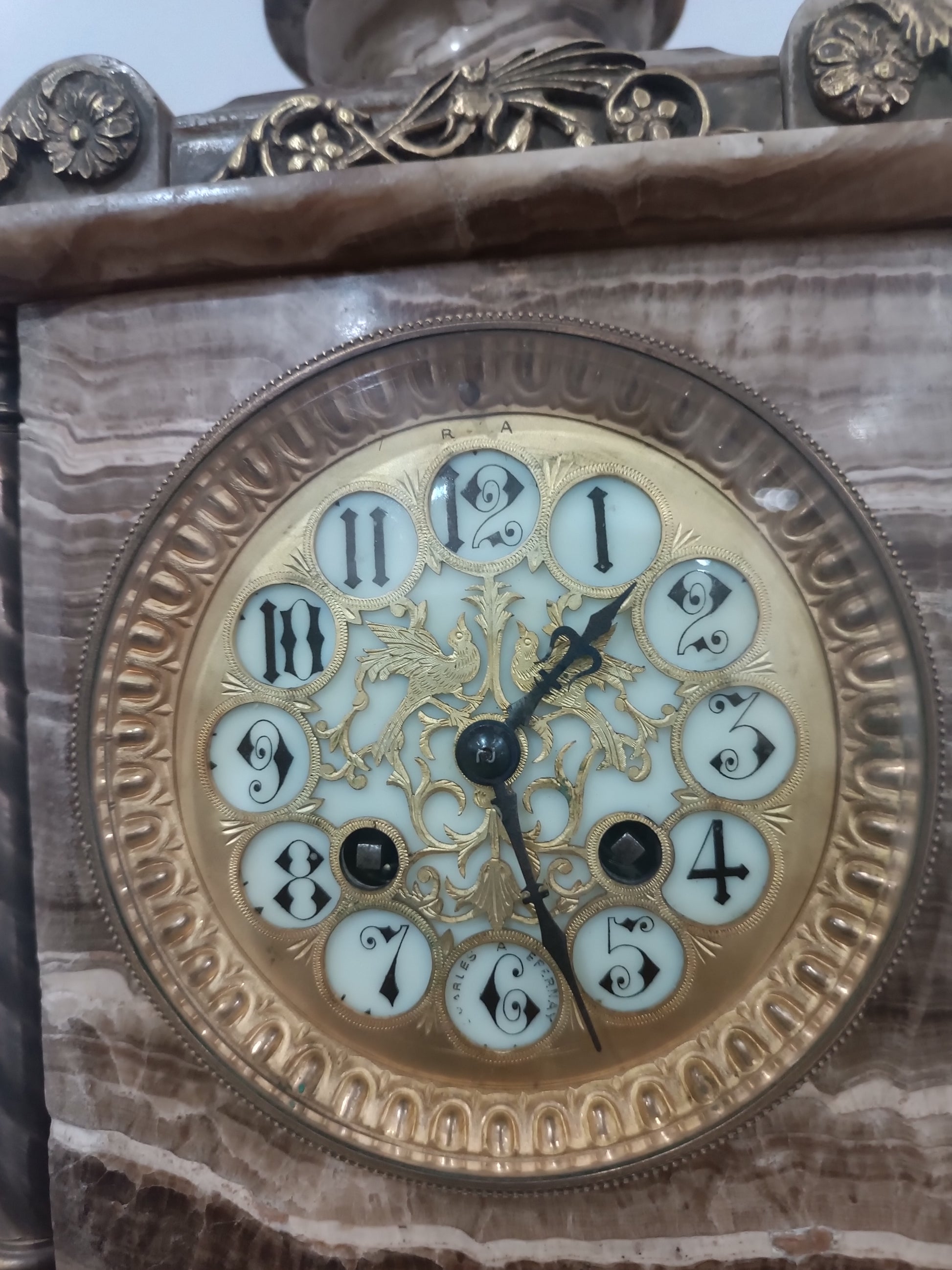 Reloj Antiguo de Ónix y Bronce – París S. XIX – Esfera Decorada y Columnas Salomónicas