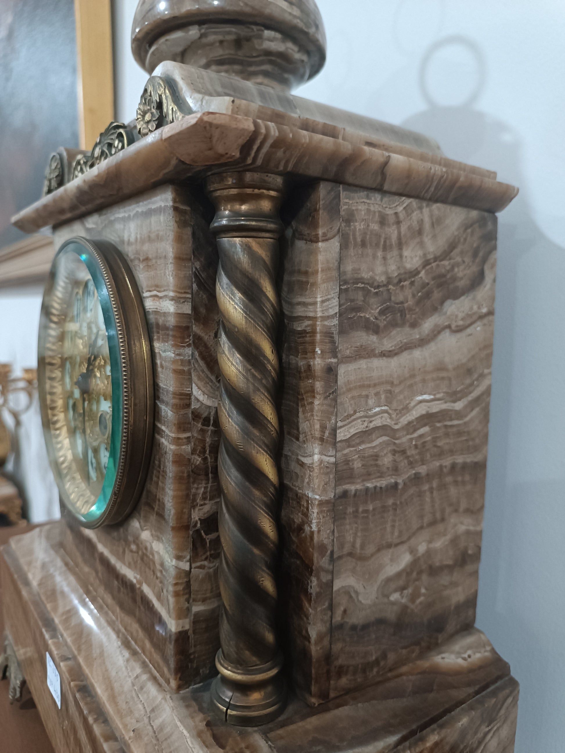 Reloj Antiguo de Ónix y Bronce – París S. XIX – Esfera Decorada y Columnas Salomónicas