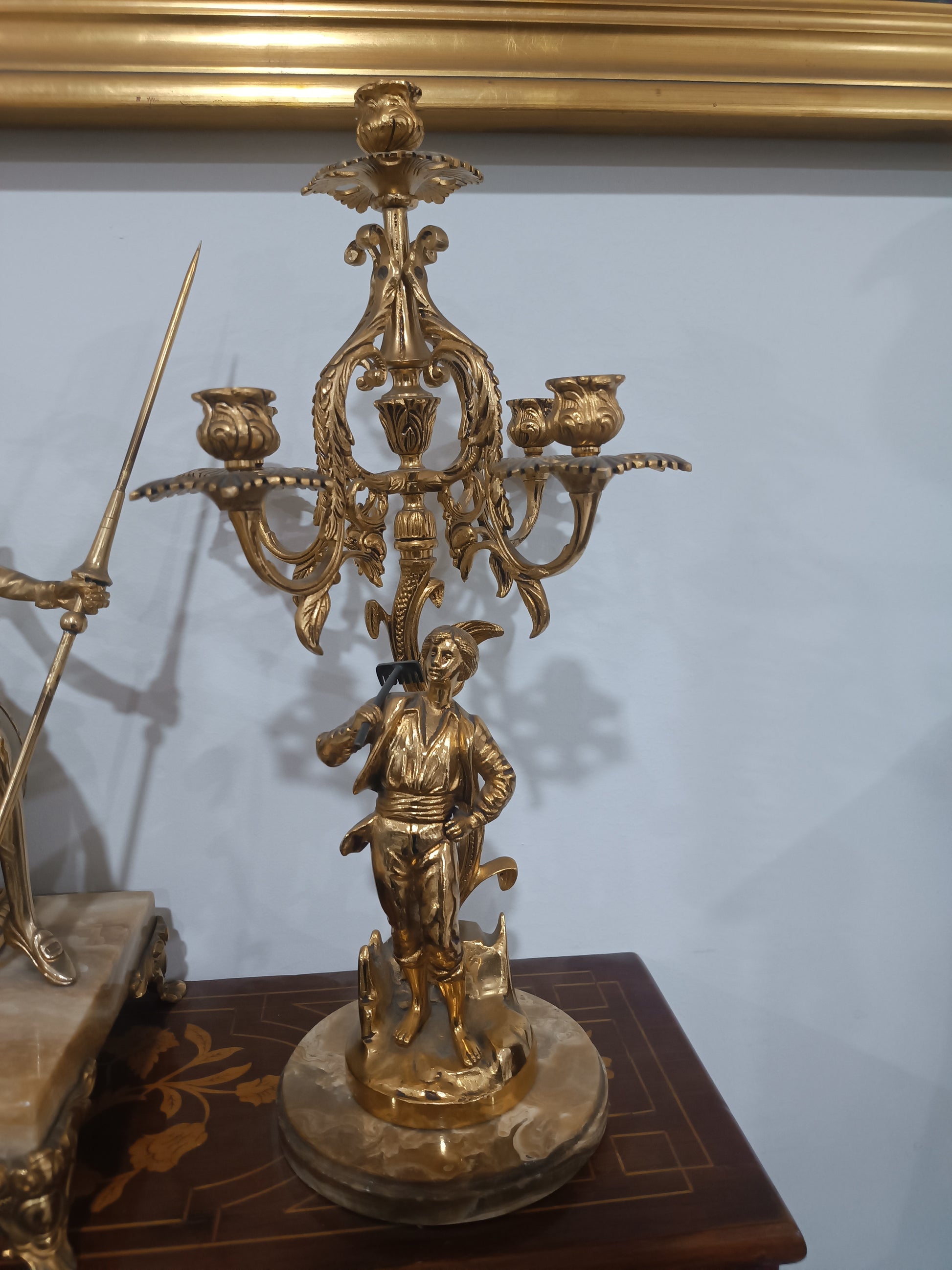 Reloj Don Quijote con Candelabros – Bronce Dorado y Base de Ónix Veteado