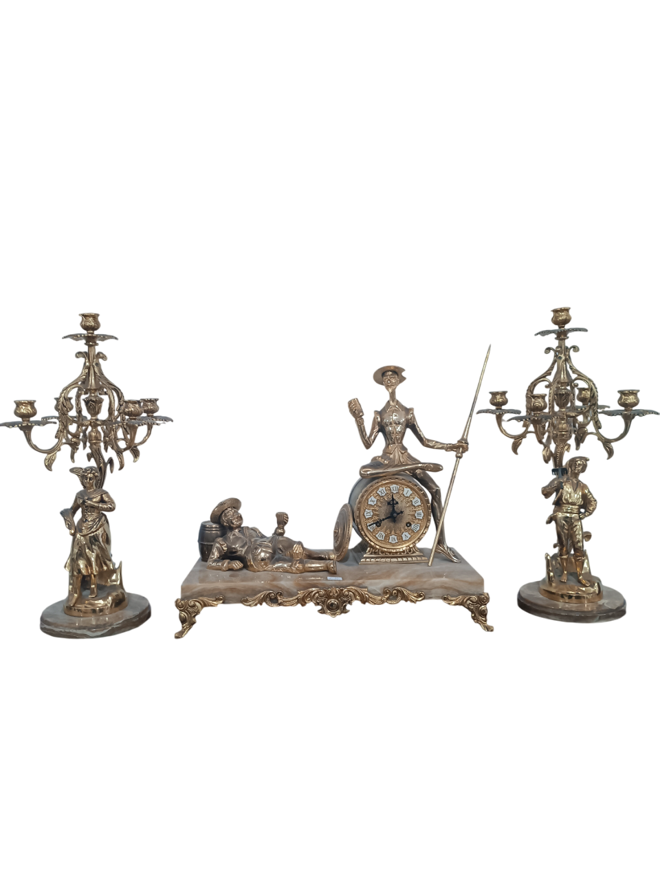 Reloj Don Quijote con Candelabros – Bronce Dorado y Base de Ónix Veteado
